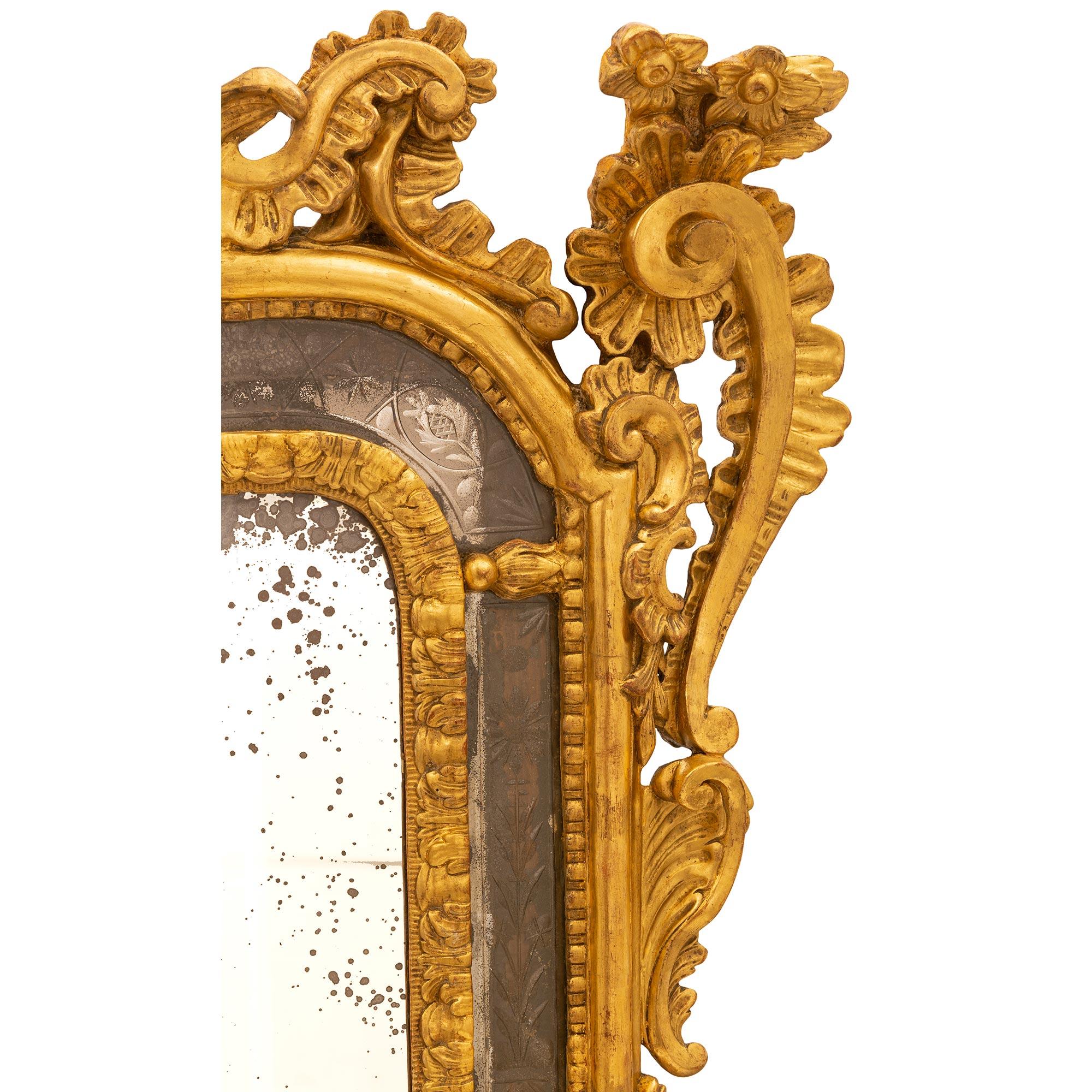 Baroque Miroir italien baroque du 18ème siècle encadré à double cadre en bois doré en vente