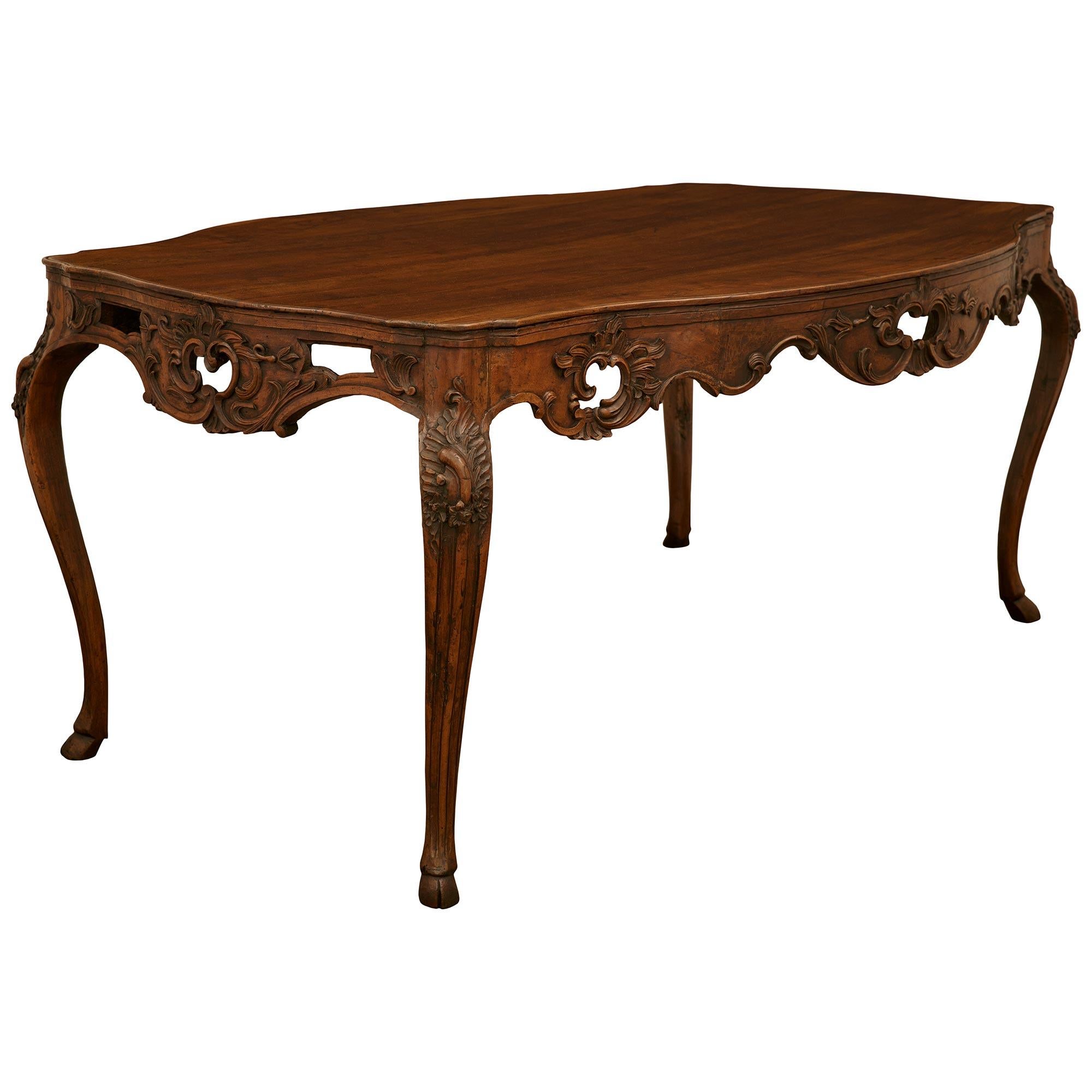 An Italian 18th century Louis XV Period Walnut dining table In Good Condition For Sale In West Palm Beach, FL