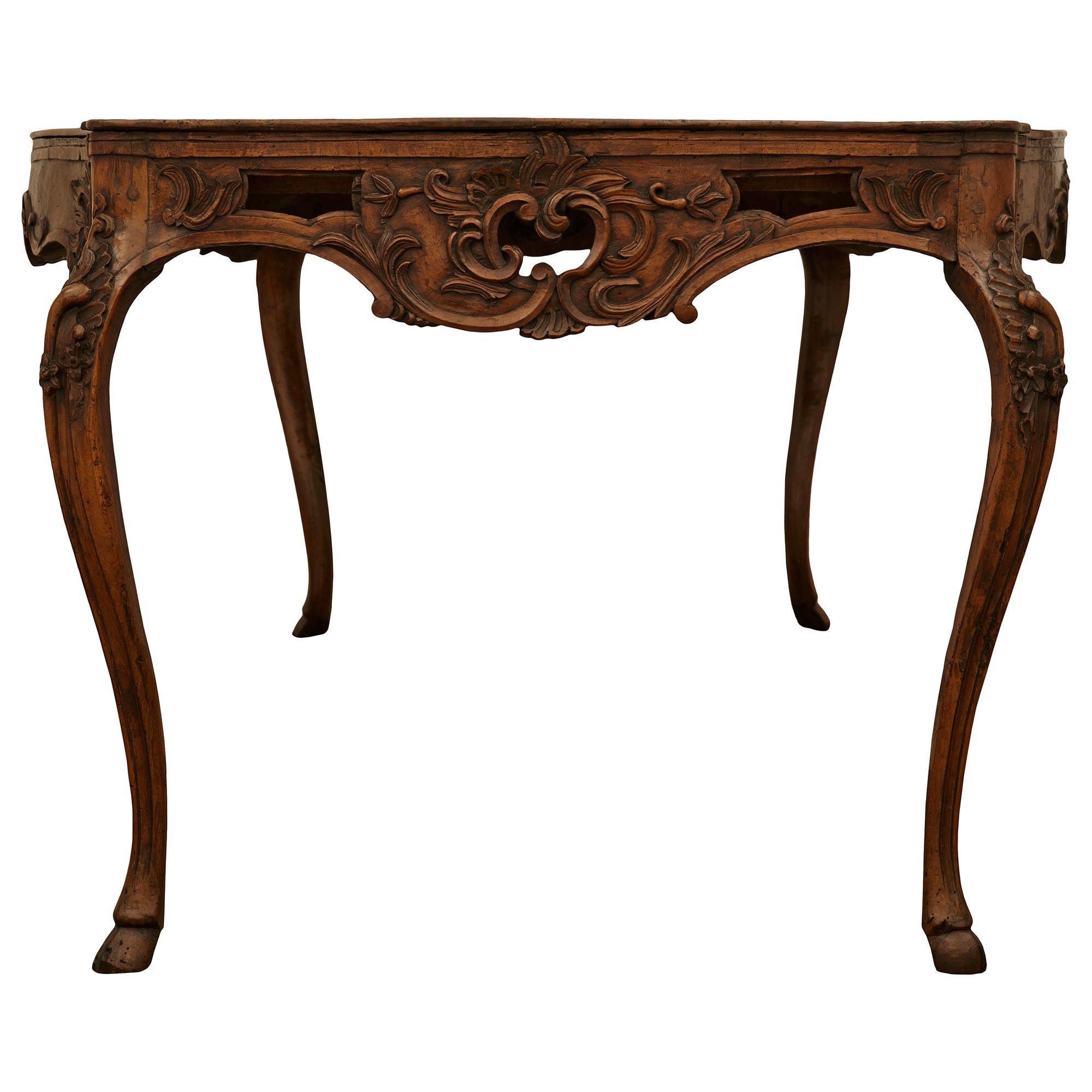 18th Century and Earlier An Italian 18th century Louis XV Period Walnut dining table For Sale