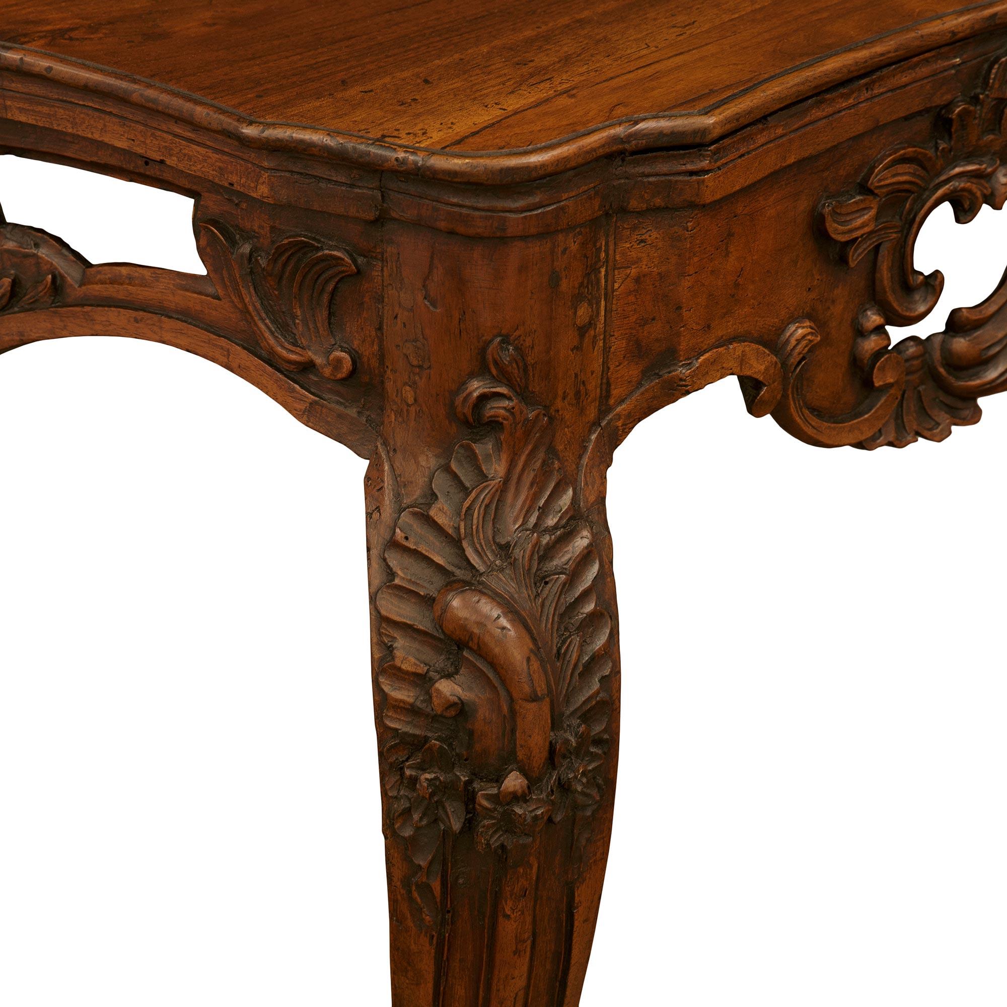 An Italian 18th century Louis XV Period Walnut dining table For Sale 1