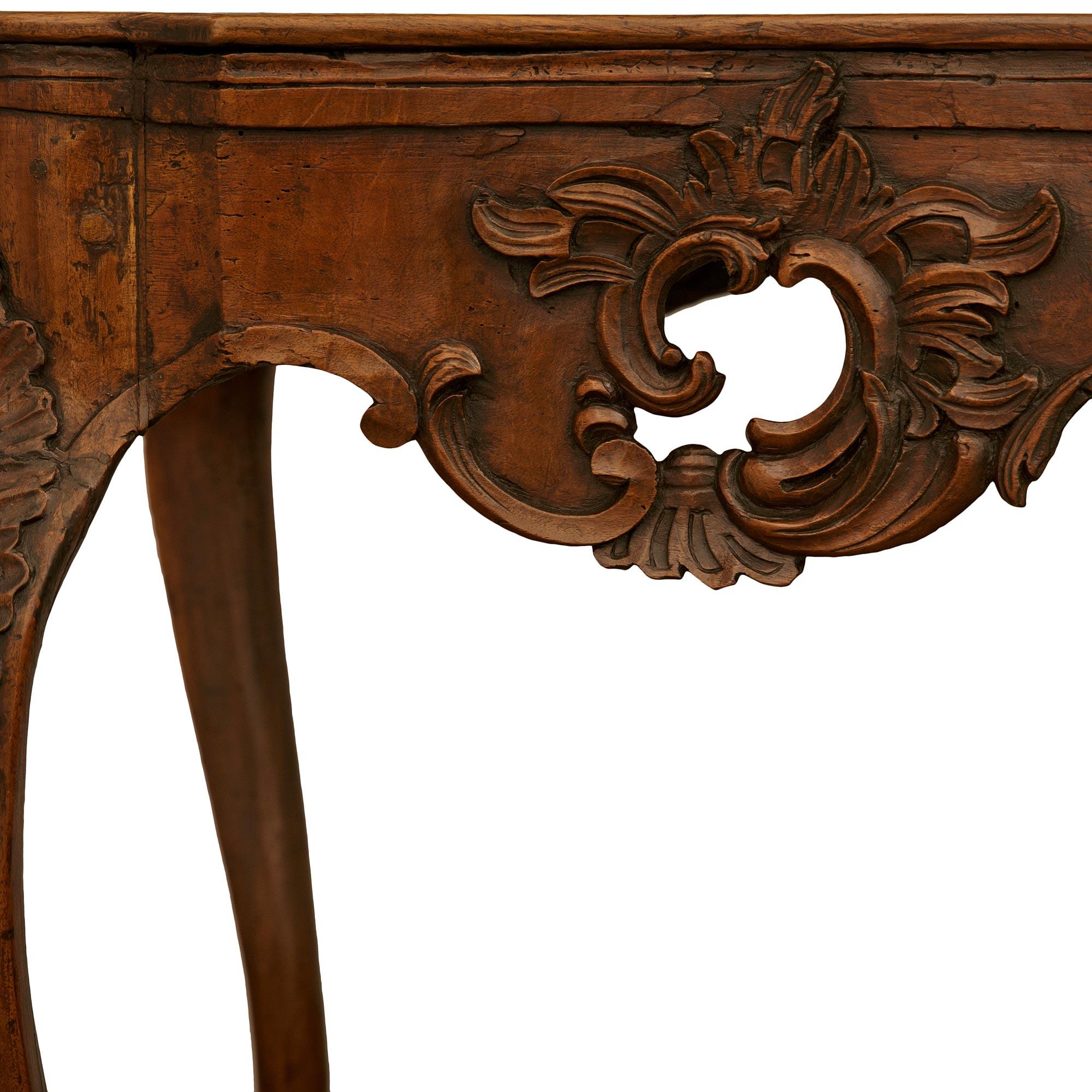 An Italian 18th century Louis XV Period Walnut dining table For Sale 2