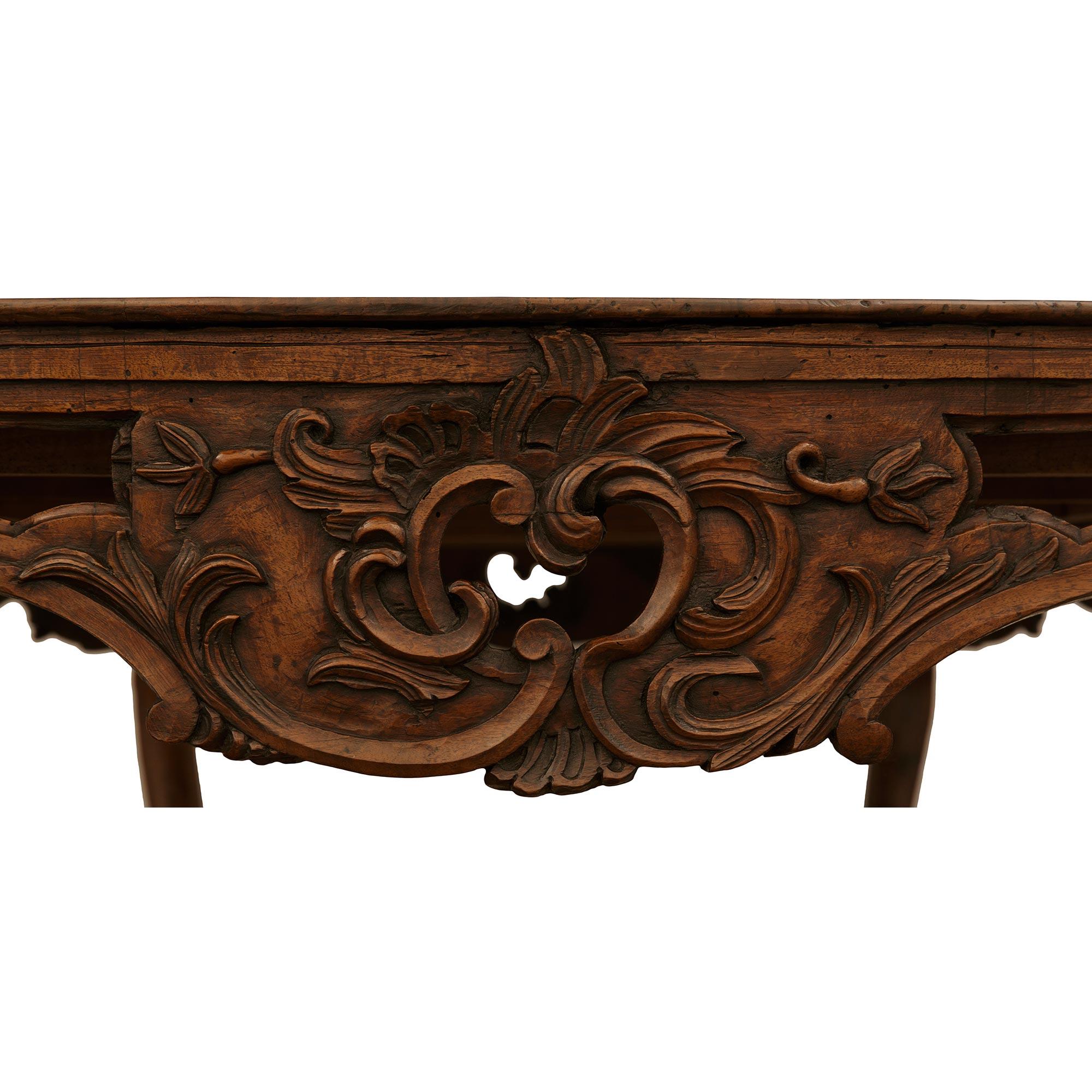 An Italian 18th century Louis XV Period Walnut dining table For Sale 3