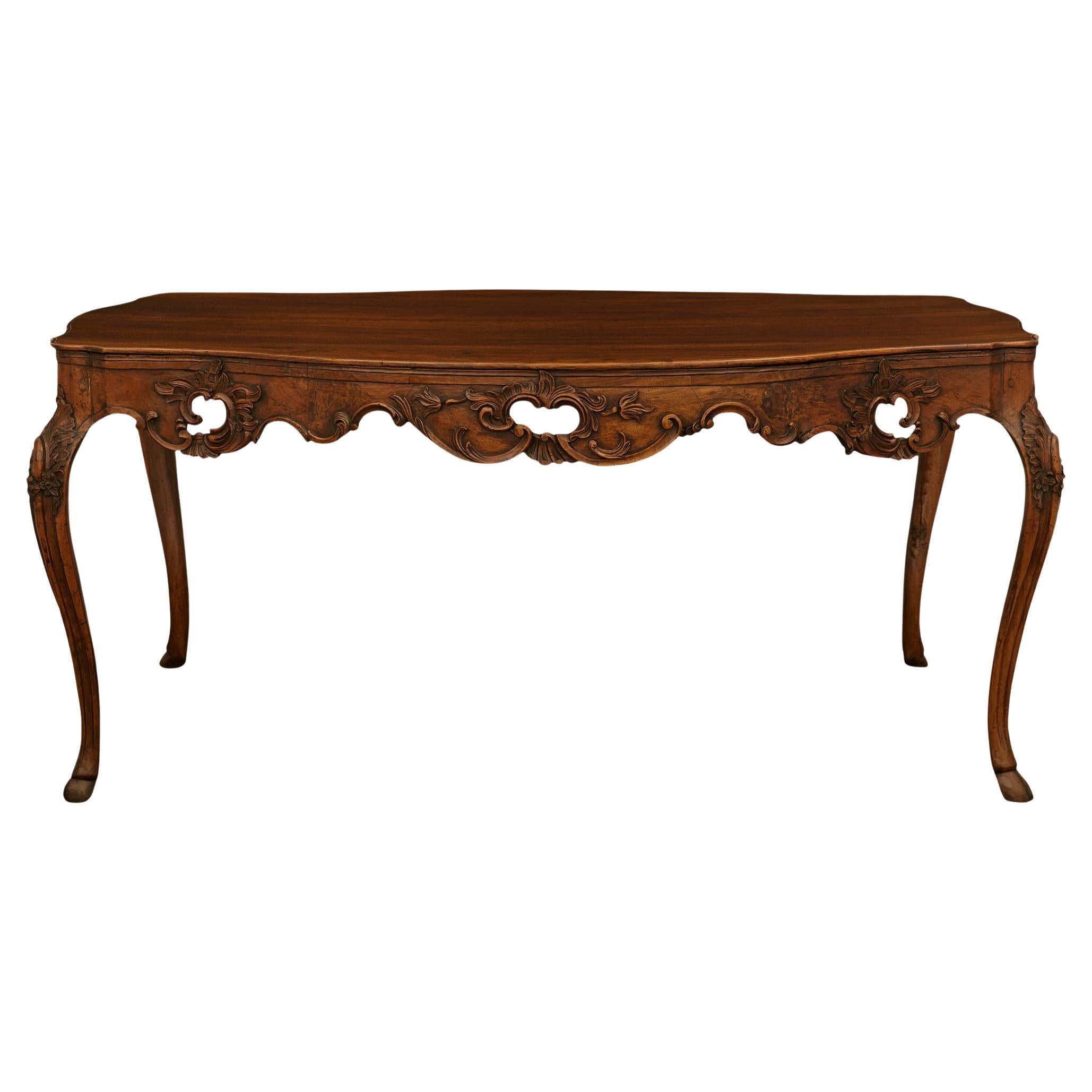 An Italian 18th century Louis XV Period Walnut dining table For Sale