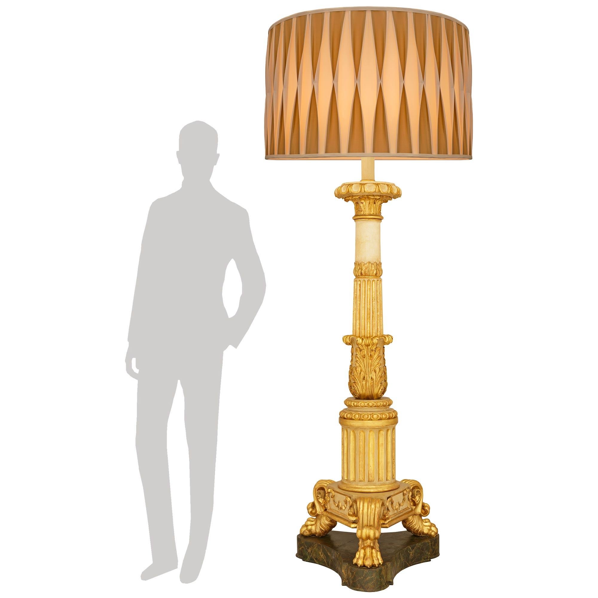 Eine sehr elegante und qualitativ hochwertige italienische Stehlampe im neoklassischen Stil des 18. Jahrhunderts aus patiniertem Holz, künstlich bemaltem Marmor und Giltwood. Diese wunderbare Stehlampe steht auf einem dreieckigen Sockel aus