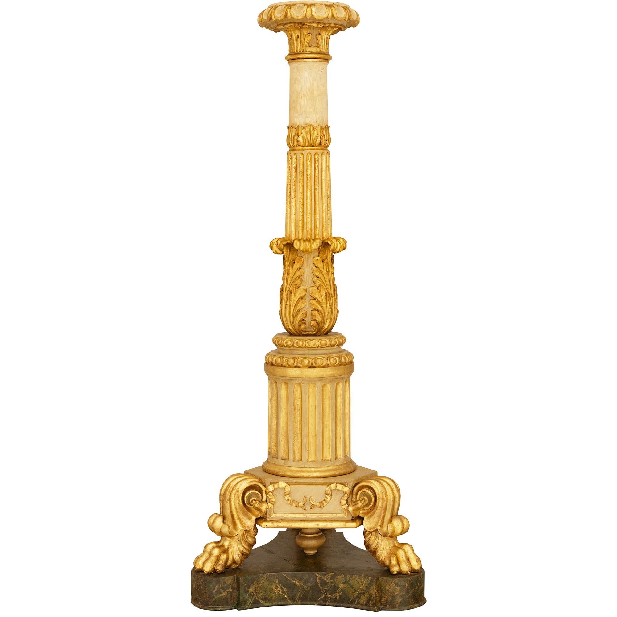 Eine italienische neoklassische Stehlampe aus dem 18. Stehlampe aus bemaltem Wood und Giltwood (Neoklassisch) im Angebot
