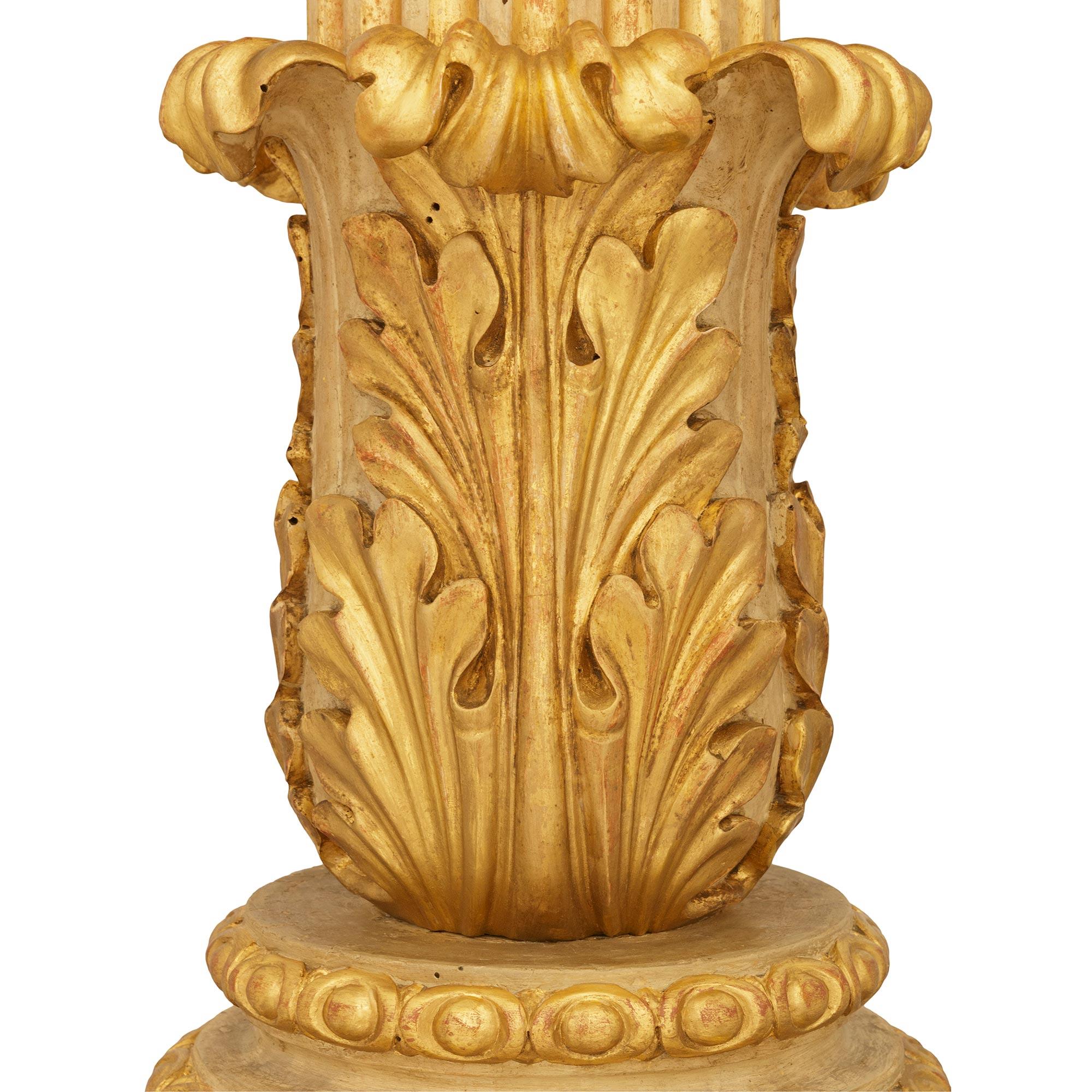 Eine italienische neoklassische Stehlampe aus dem 18. Stehlampe aus bemaltem Wood und Giltwood (Gemalt) im Angebot
