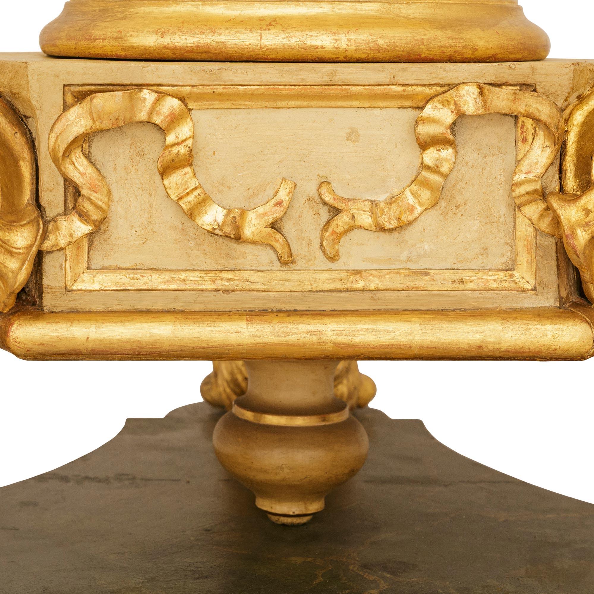 Eine italienische neoklassische Stehlampe aus dem 18. Stehlampe aus bemaltem Wood und Giltwood (18. Jahrhundert und früher) im Angebot