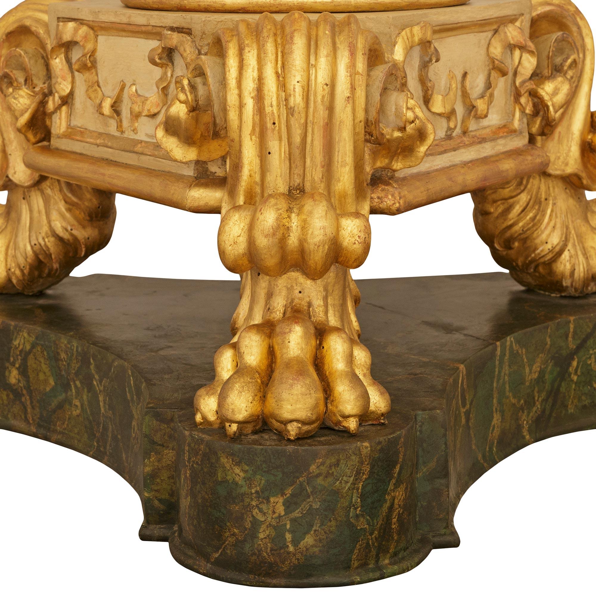 Eine italienische neoklassische Stehlampe aus dem 18. Stehlampe aus bemaltem Wood und Giltwood (Holz) im Angebot