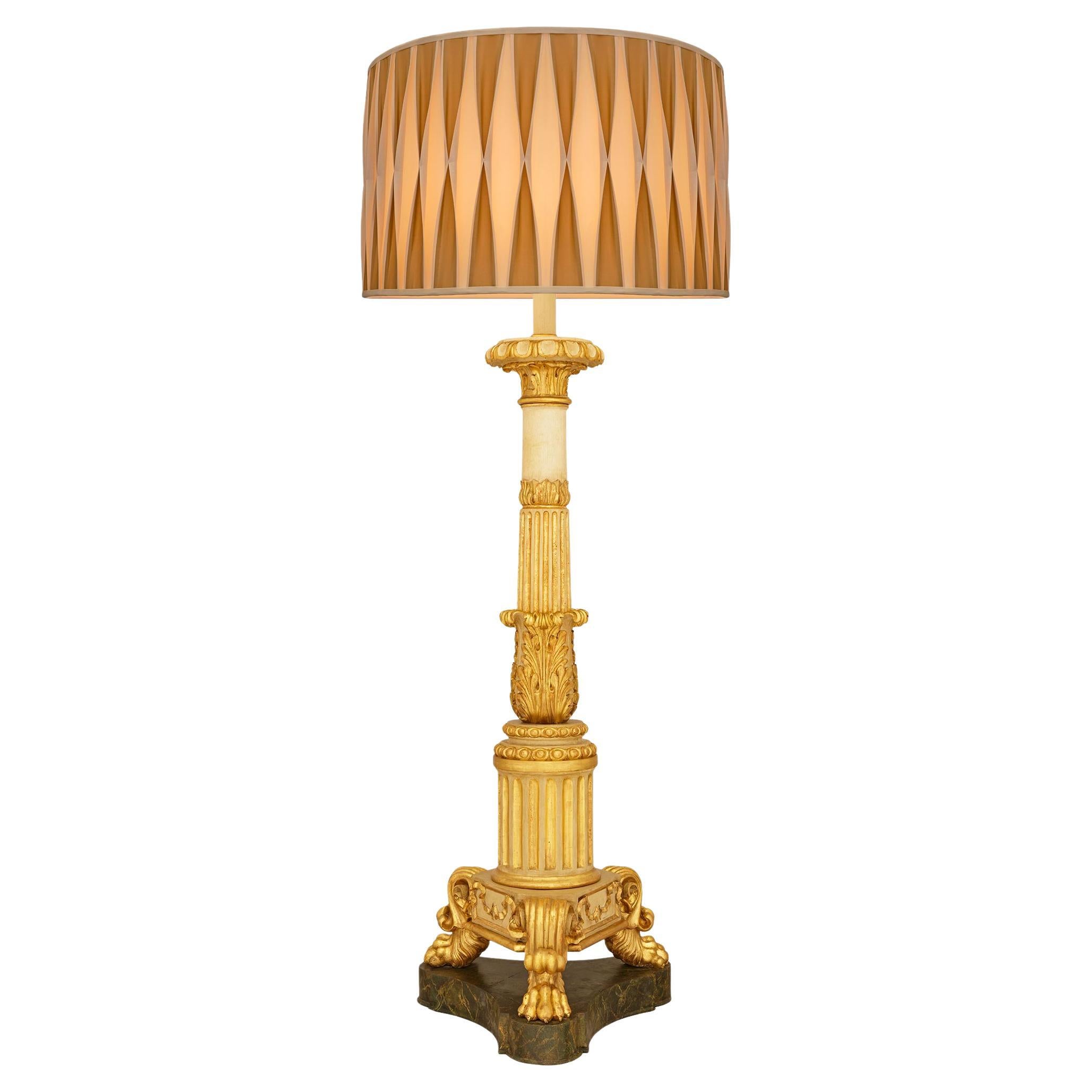 Eine italienische neoklassische Stehlampe aus dem 18. Stehlampe aus bemaltem Wood und Giltwood