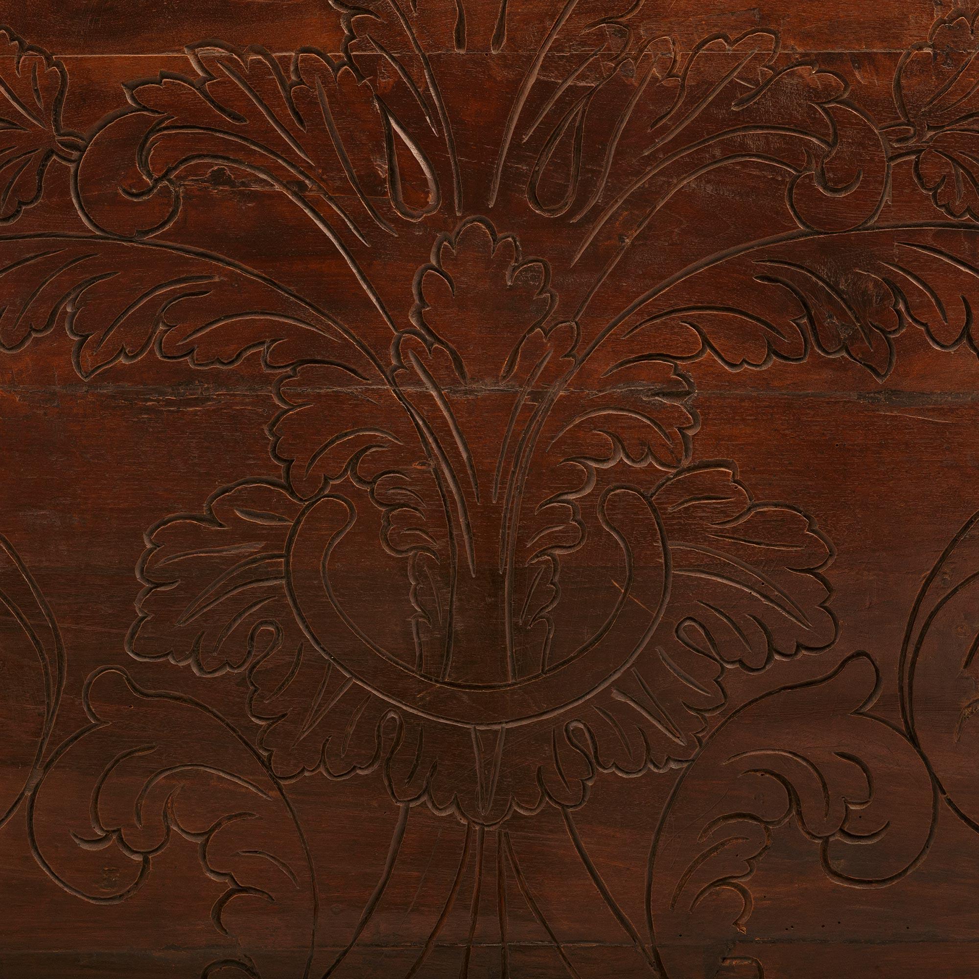An Italian 18th century Neo-Classical st. patinated Wood and Giltwood plaque. For Sale 4