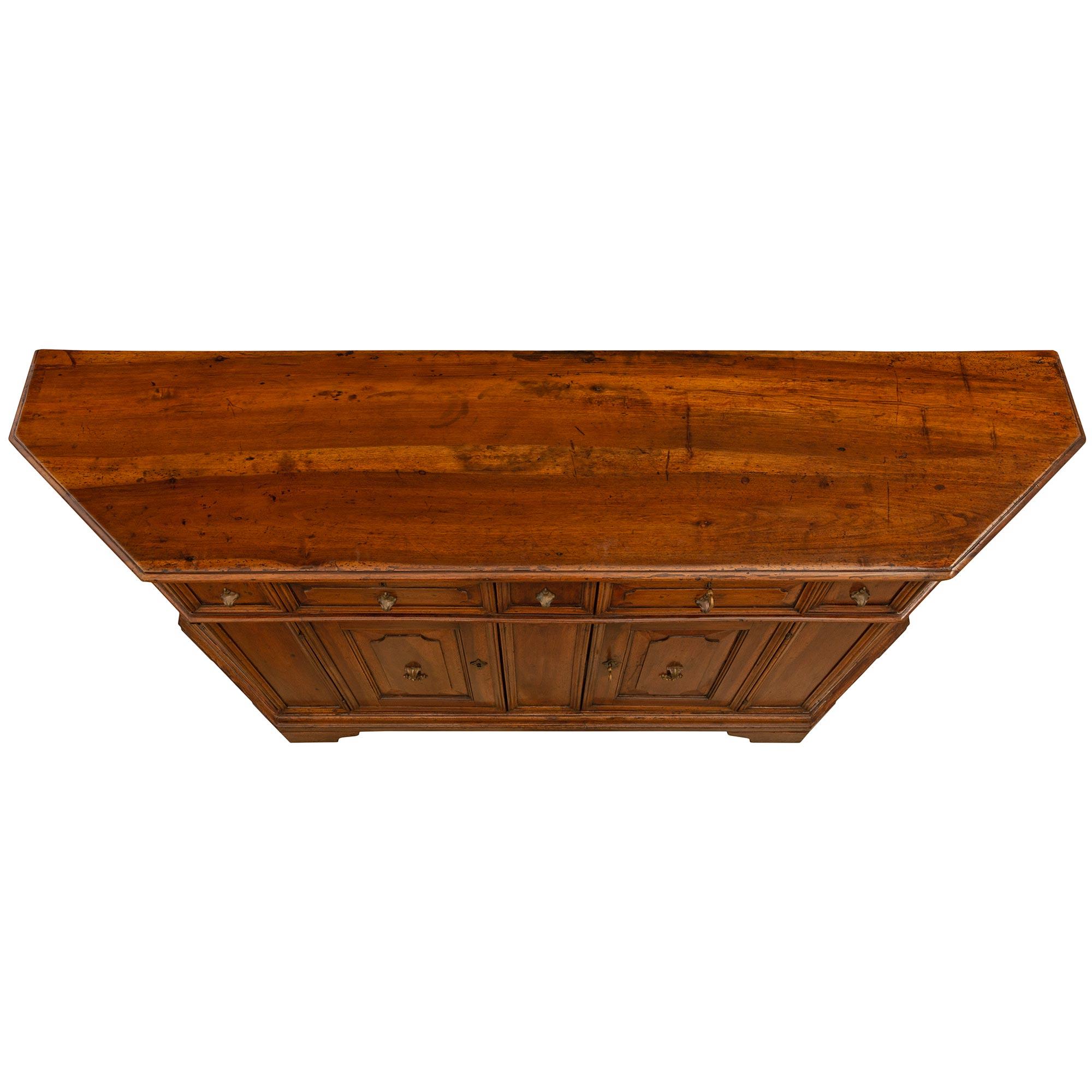 An Italian 18th century Walnut buffet, from Tuscany For Sale 6