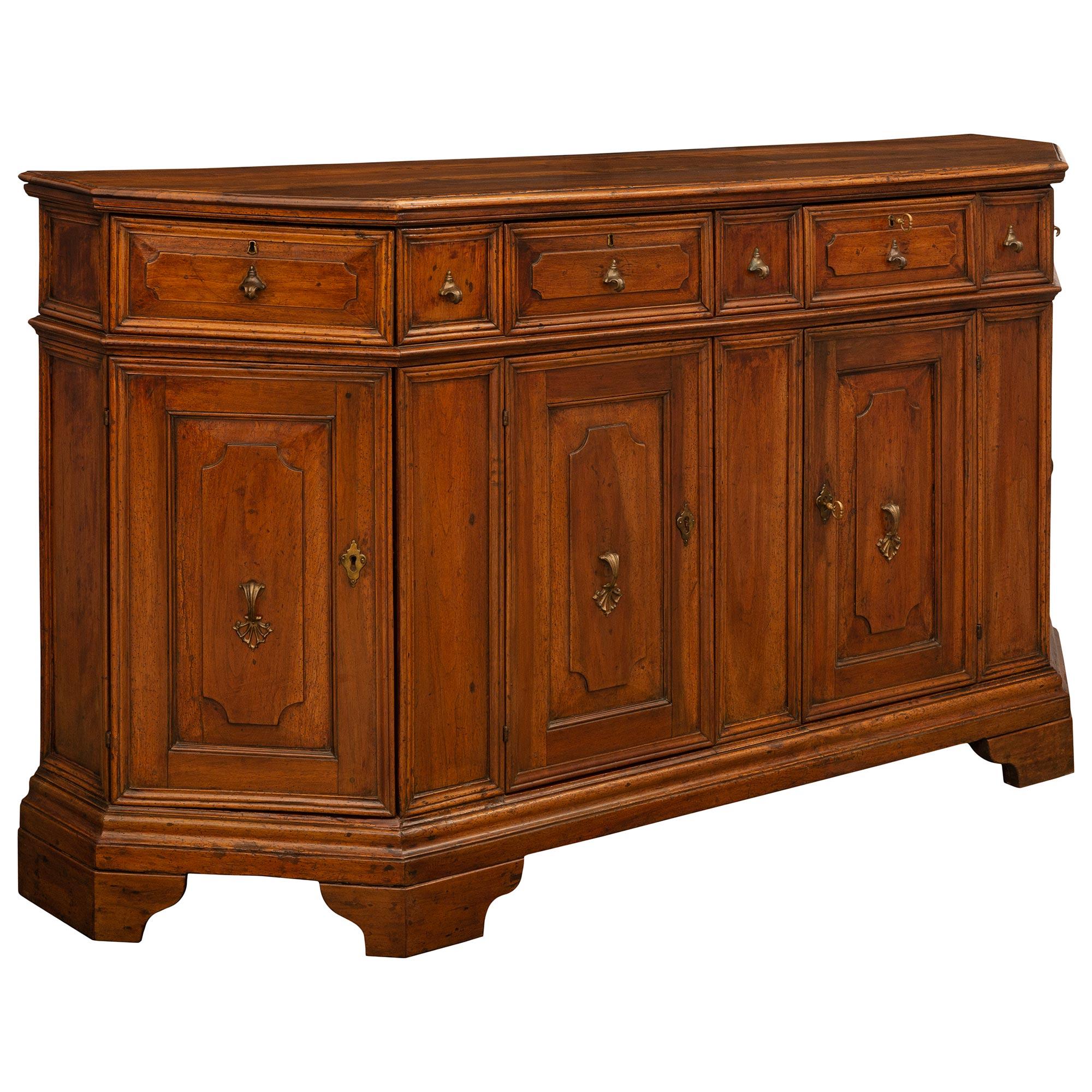 An Italian 18th century Walnut buffet, from Tuscany In Good Condition For Sale In West Palm Beach, FL