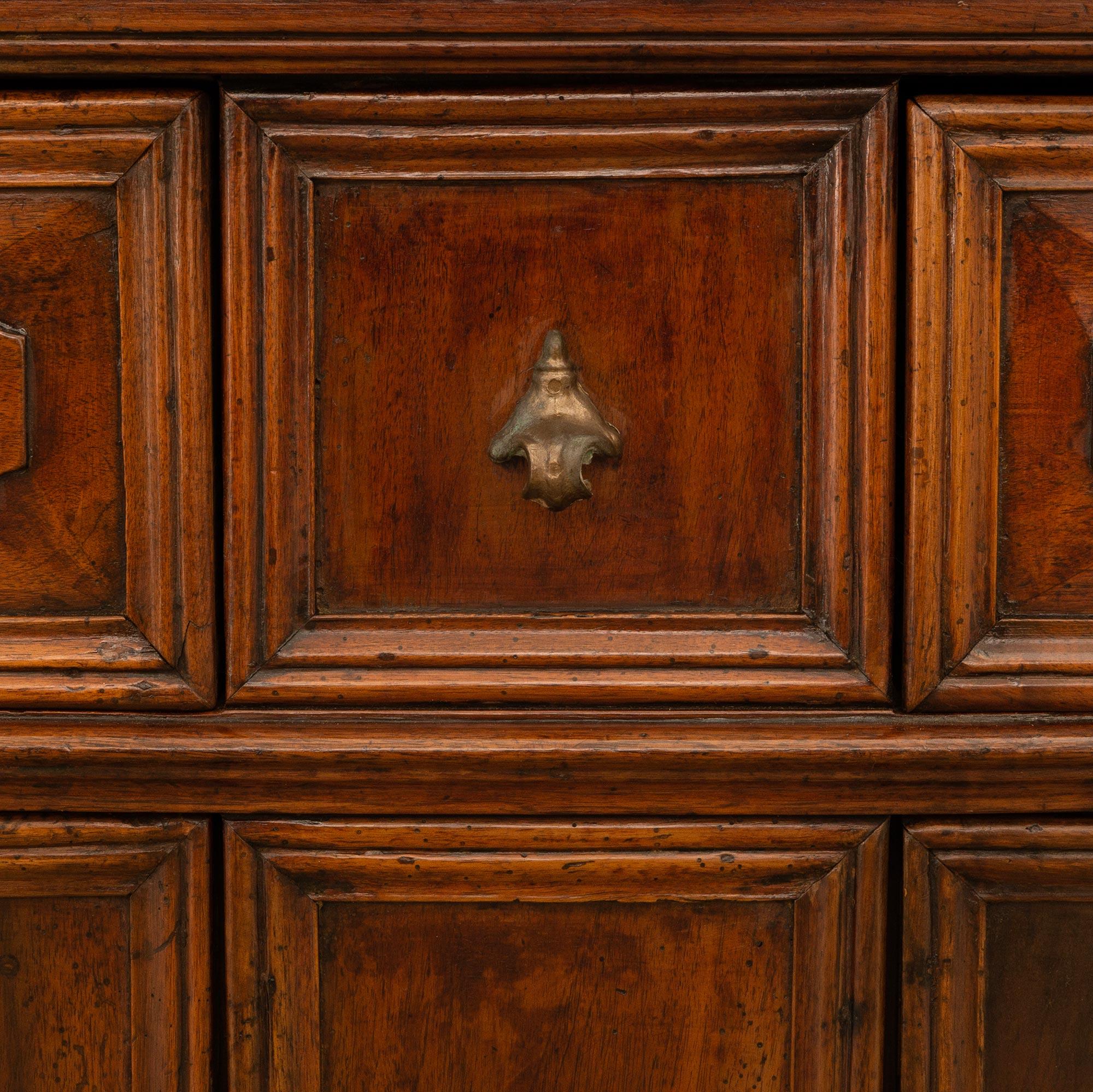 An Italian 18th century Walnut buffet, from Tuscany For Sale 1