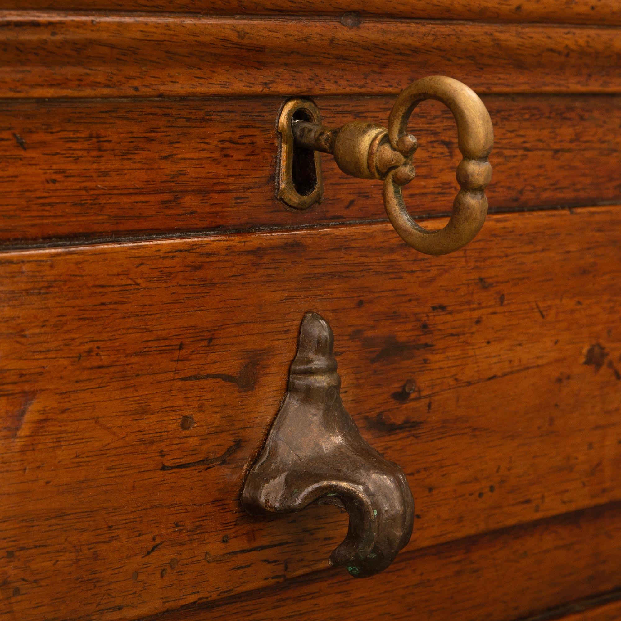 An Italian 18th century Walnut buffet, from Tuscany For Sale 2