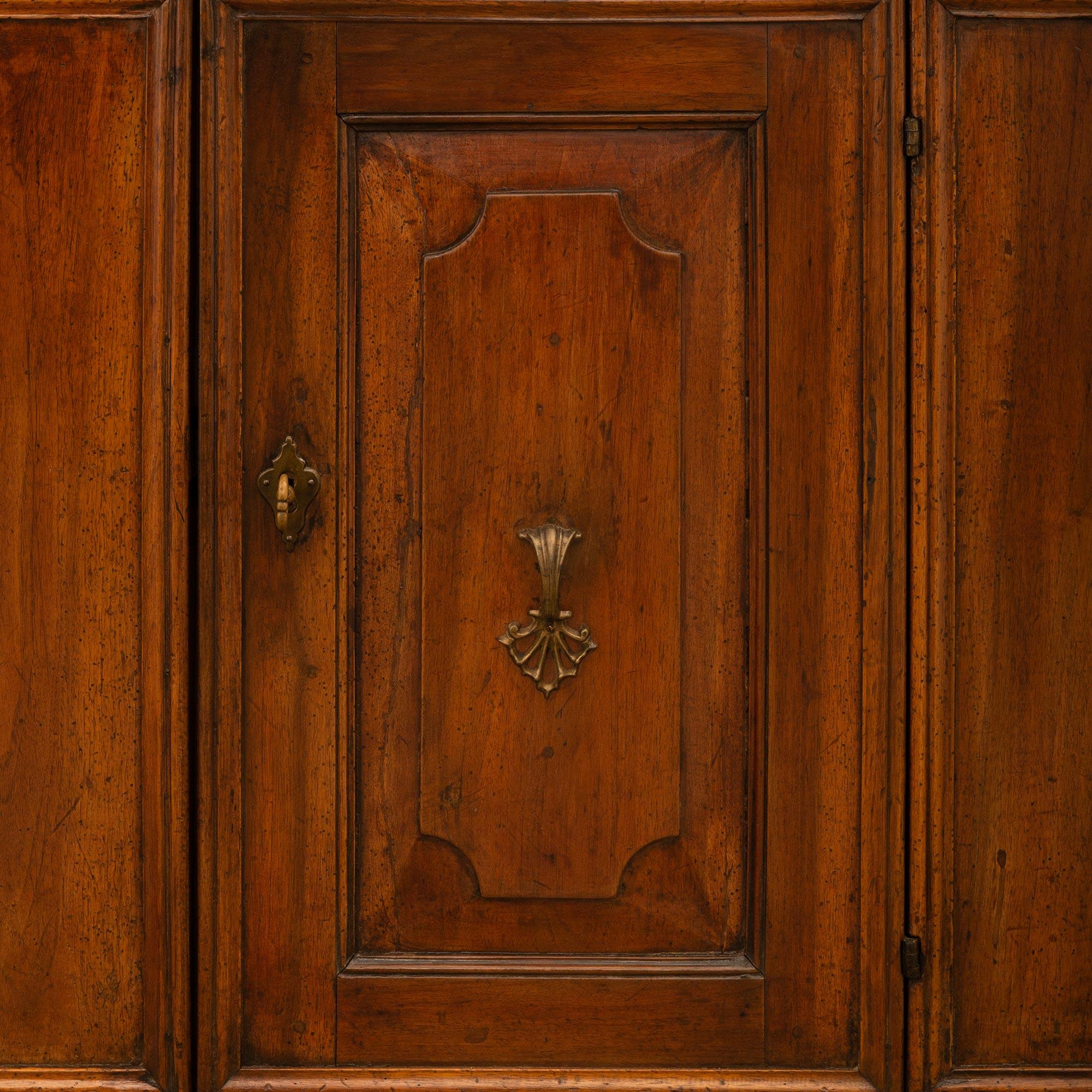 An Italian 18th century Walnut buffet, from Tuscany For Sale 3