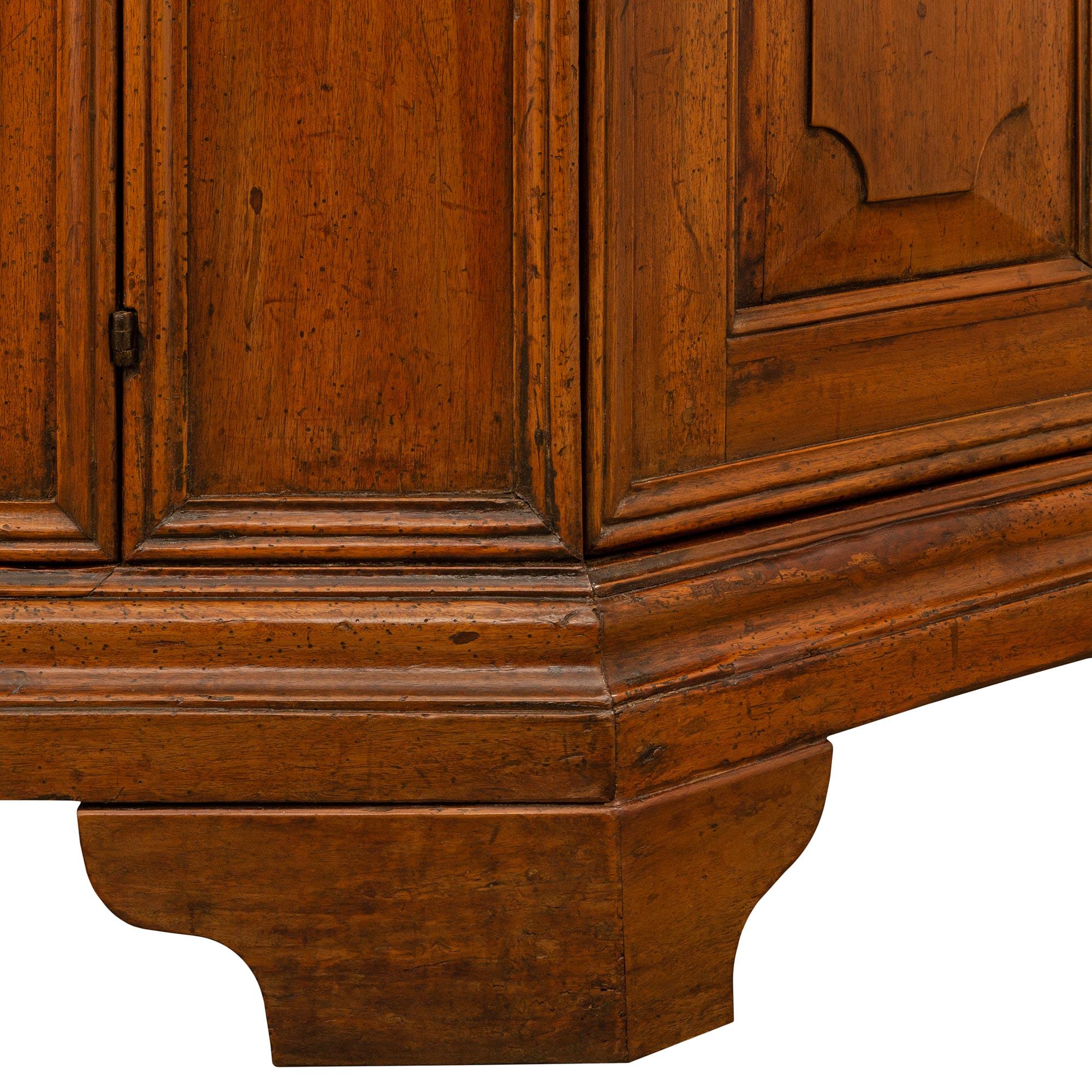 An Italian 18th century Walnut buffet, from Tuscany For Sale 5