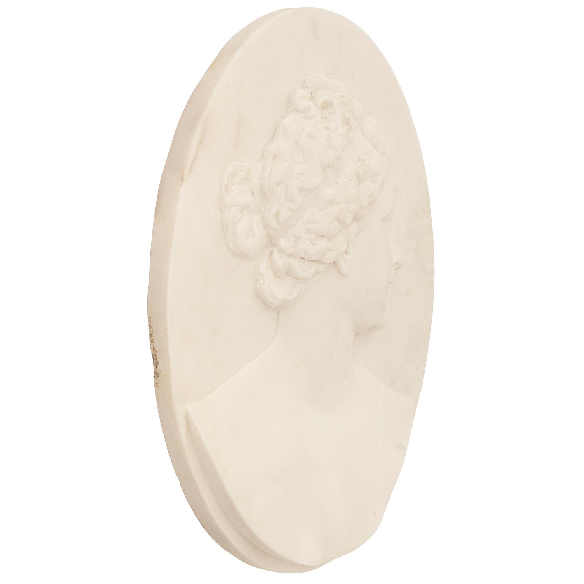 An Italian 18th century white Carrara marble plaque of Venus de Medici In Good Condition For Sale In West Palm Beach, FL