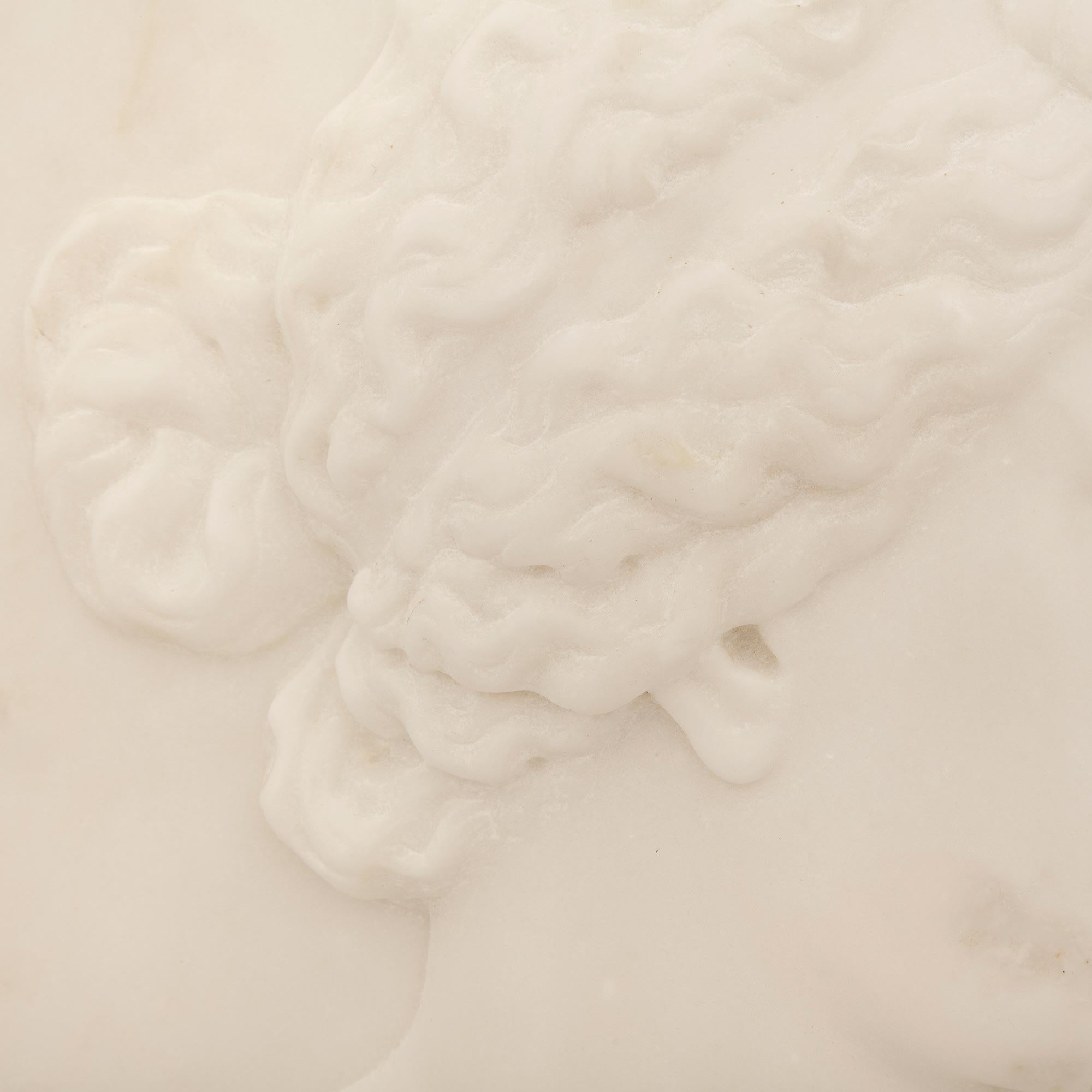 An Italian 18th century white Carrara marble plaque of Venus de Medici For Sale 1