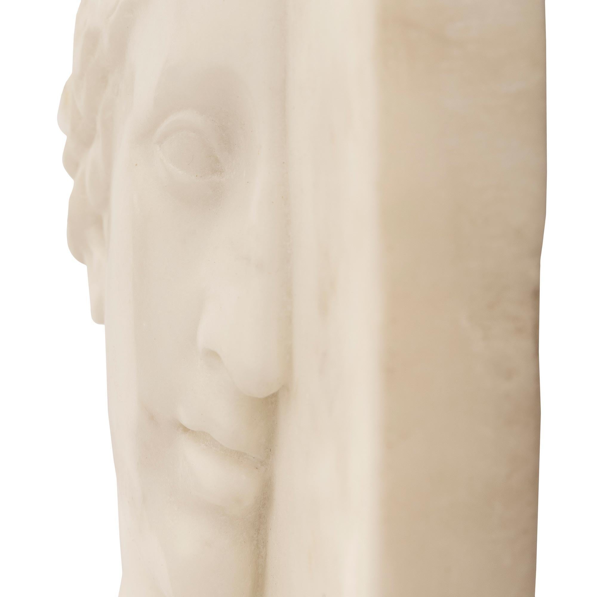 An Italian 18th century white Carrara marble plaque of Venus de Medici For Sale 2