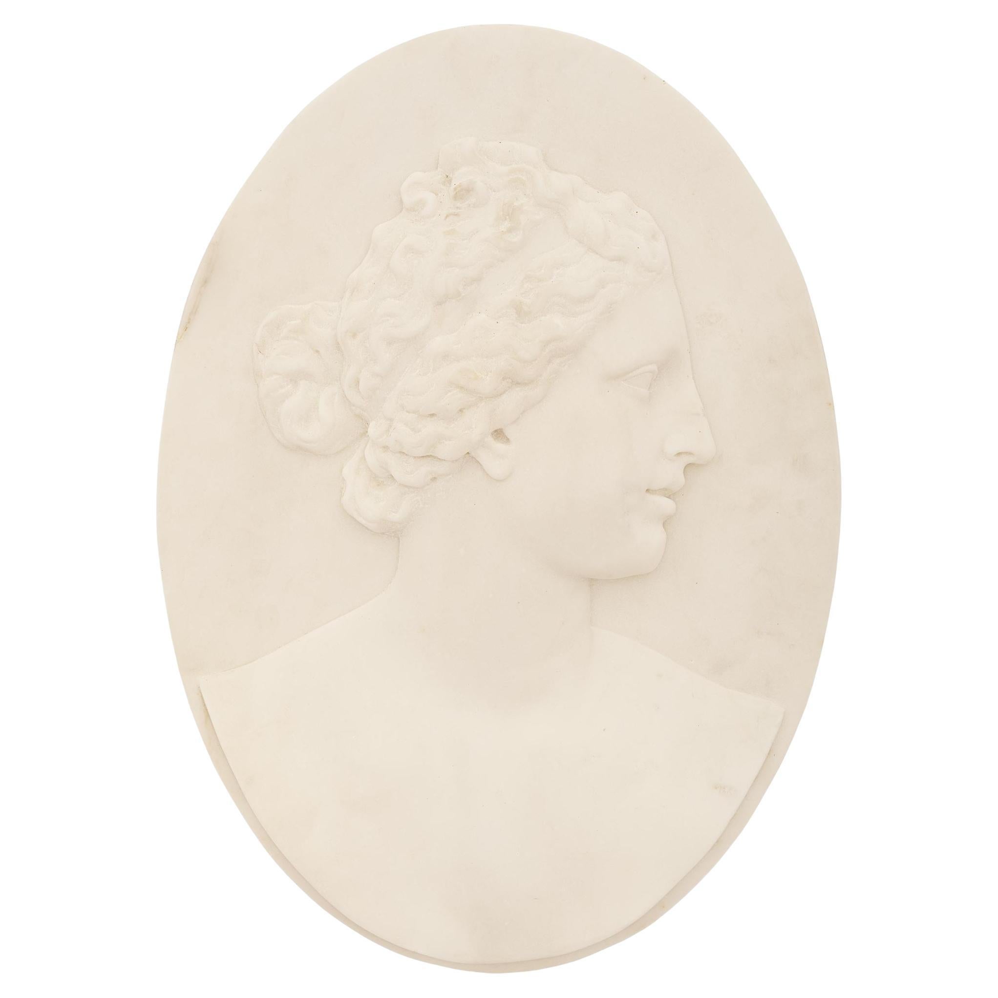 An Italian 18th century white Carrara marble plaque of Venus de Medici For Sale