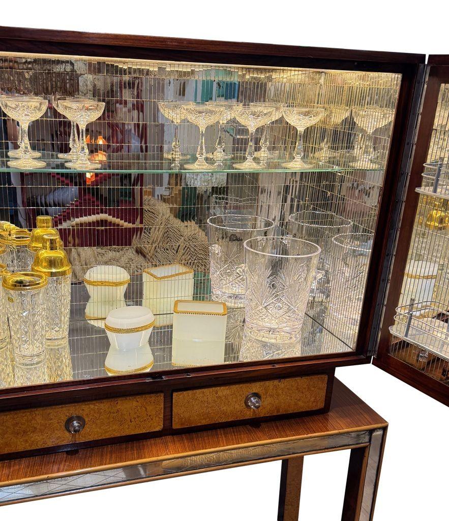 An Italian 1940s mirrored maple wood bar cabinet by Osvaldo Borsani In Good Condition For Sale In London, GB