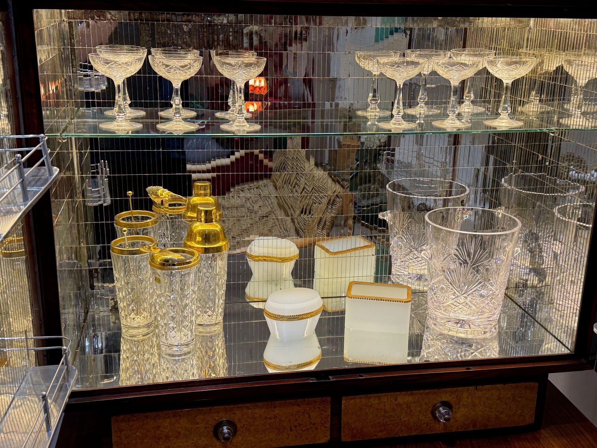 An Italian 1940s mirrored maple wood bar cabinet by Osvaldo Borsani For Sale 3