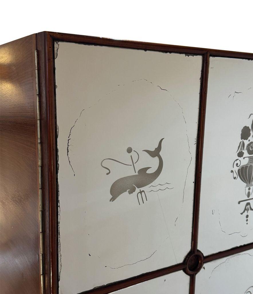 An Italian 1940s mirrored maple wood bar cabinet by Osvaldo Borsani For Sale 4