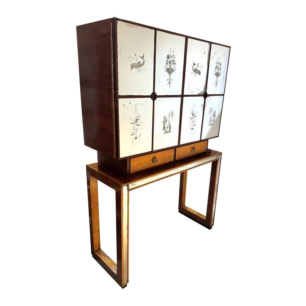 An Italian 1940s mirrored maple wood bar cabinet by Osvaldo Borsani For Sale
