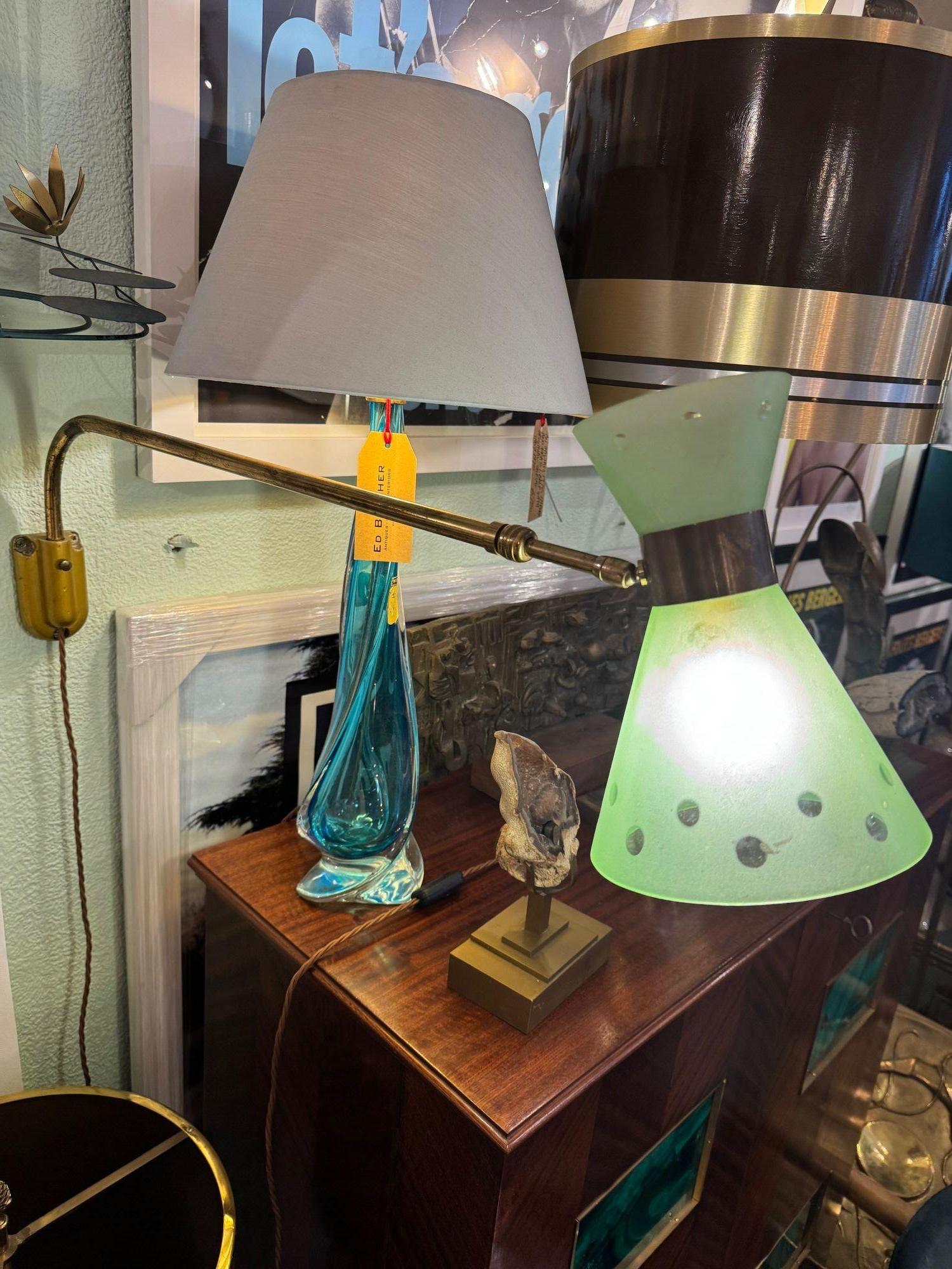 Applique de lecture télescopique en laiton et verre, datant des années 1950, avec un abat-jour en verre vert à motif de cercle. Recâblage avec de nouveaux raccords en laiton. Le bras en laiton massif s'étend de 70 cm à 110 cm. L'abat-jour en verre