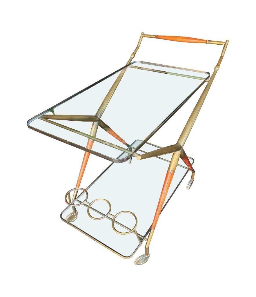 An Italian 1950s brass and lacquered wood bar trolley by Cesare Lacca In Good Condition For Sale In London, GB