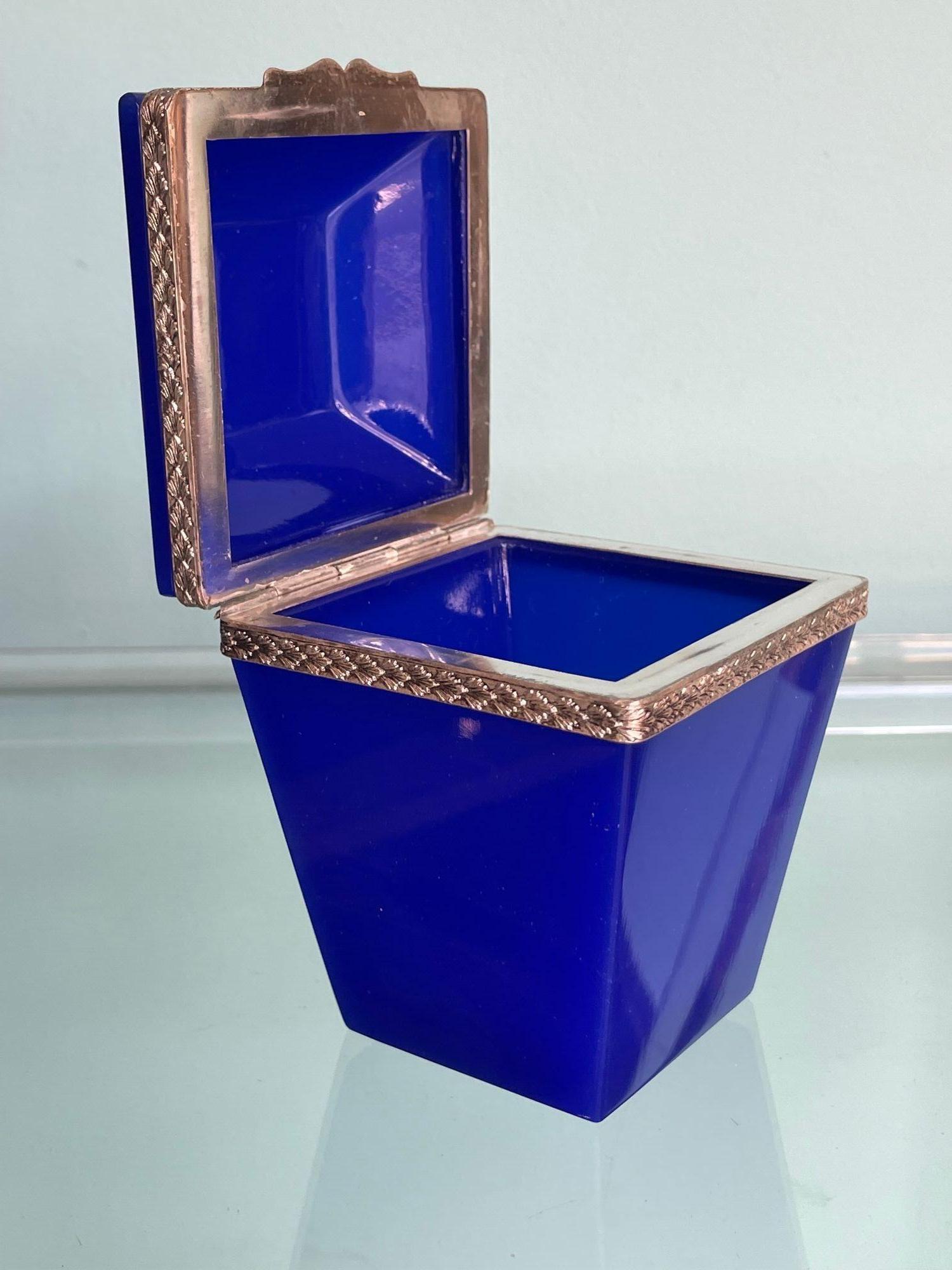 Mid-Century Modern An Italian 1950s cobalt blue Murano glass hinged box by Giovanni Cenedese For Sale