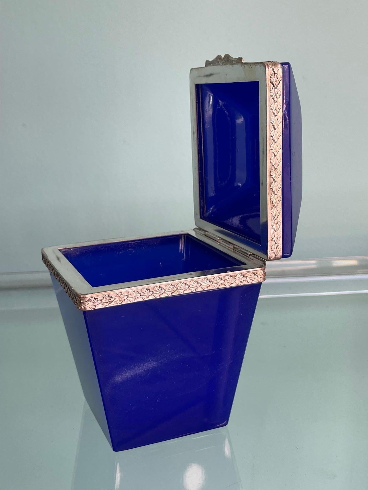 An Italian 1950s cobalt blue Murano glass hinged box by Giovanni Cenedese In Good Condition For Sale In London, GB
