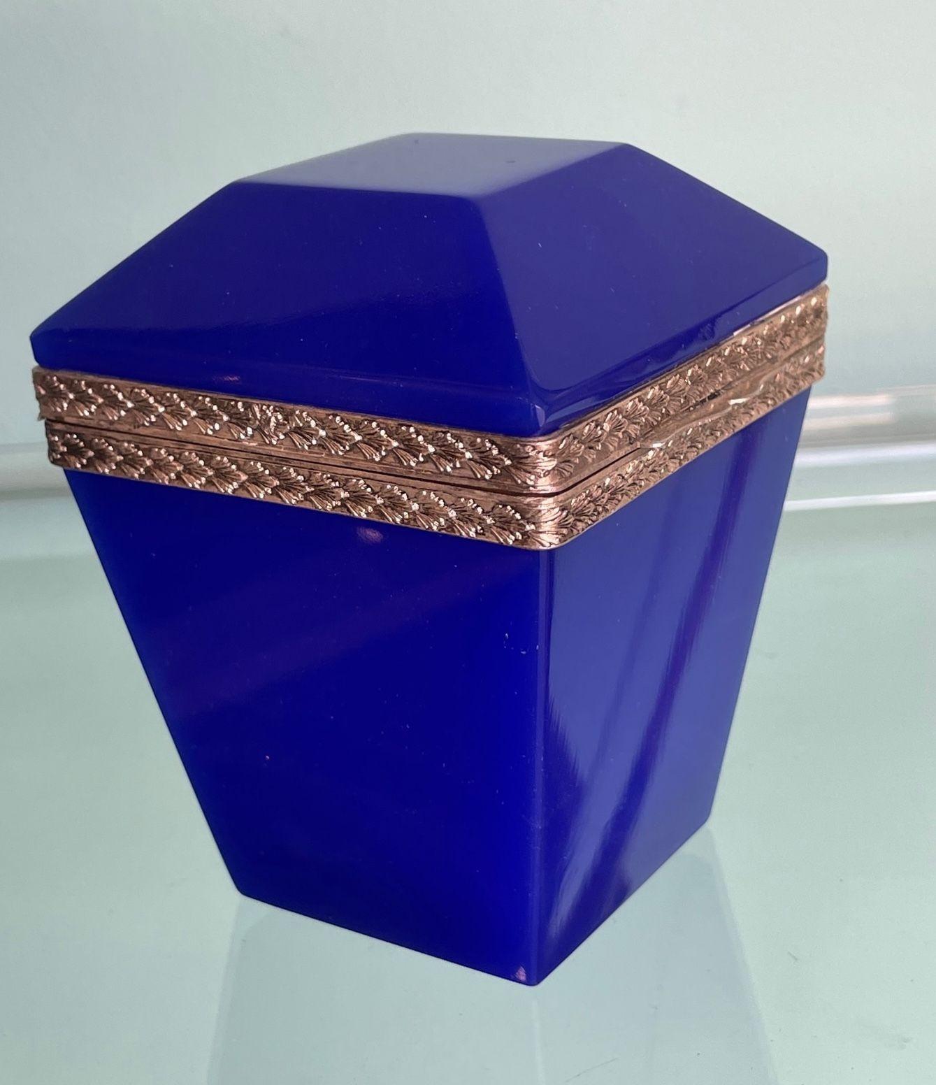 An Italian 1950s cobalt blue Murano glass hinged box by Giovanni Cenedese For Sale 1