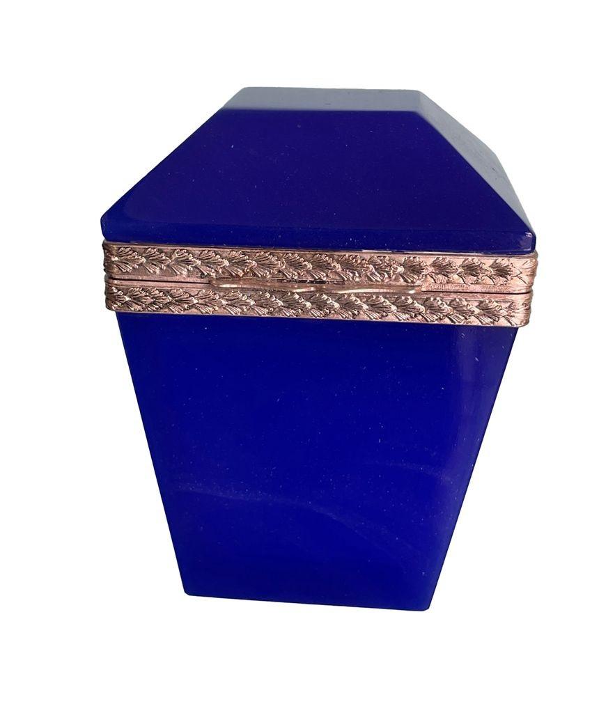 An Italian 1950s cobalt blue Murano glass hinged box by Giovanni Cenedese For Sale 2