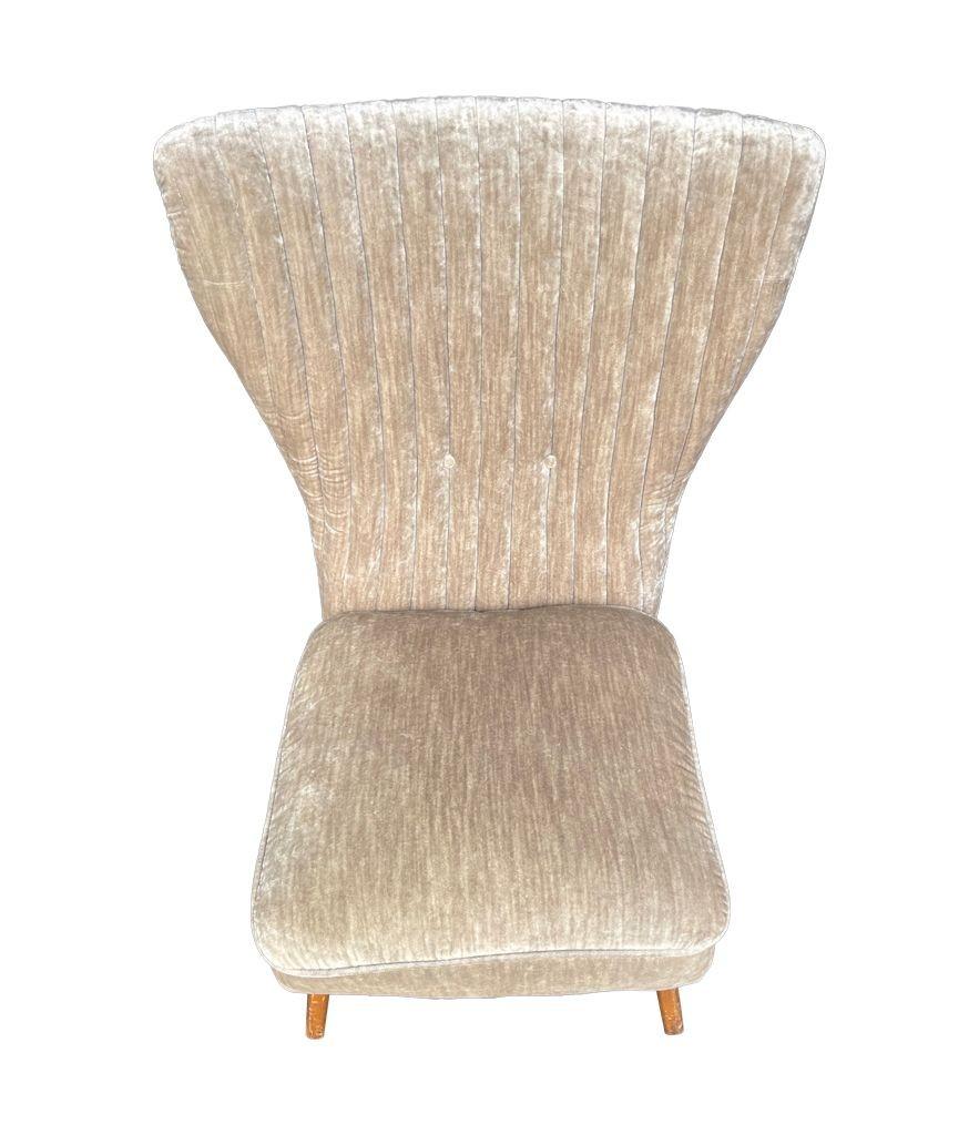 An Italian 1950s cocktail chair upholstered in mushroom velvet. For Sale 6