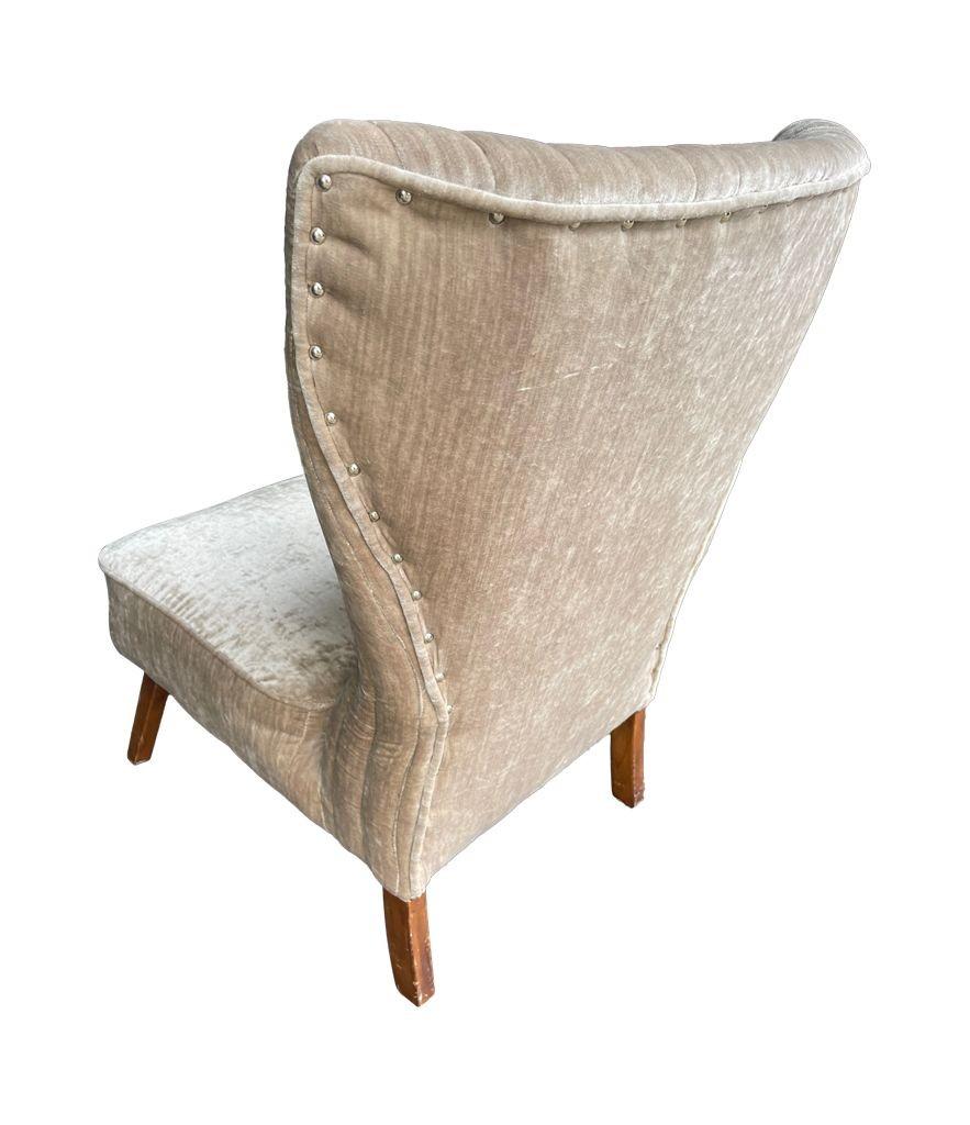 An Italian 1950s cocktail chair upholstered in mushroom velvet. For Sale 2