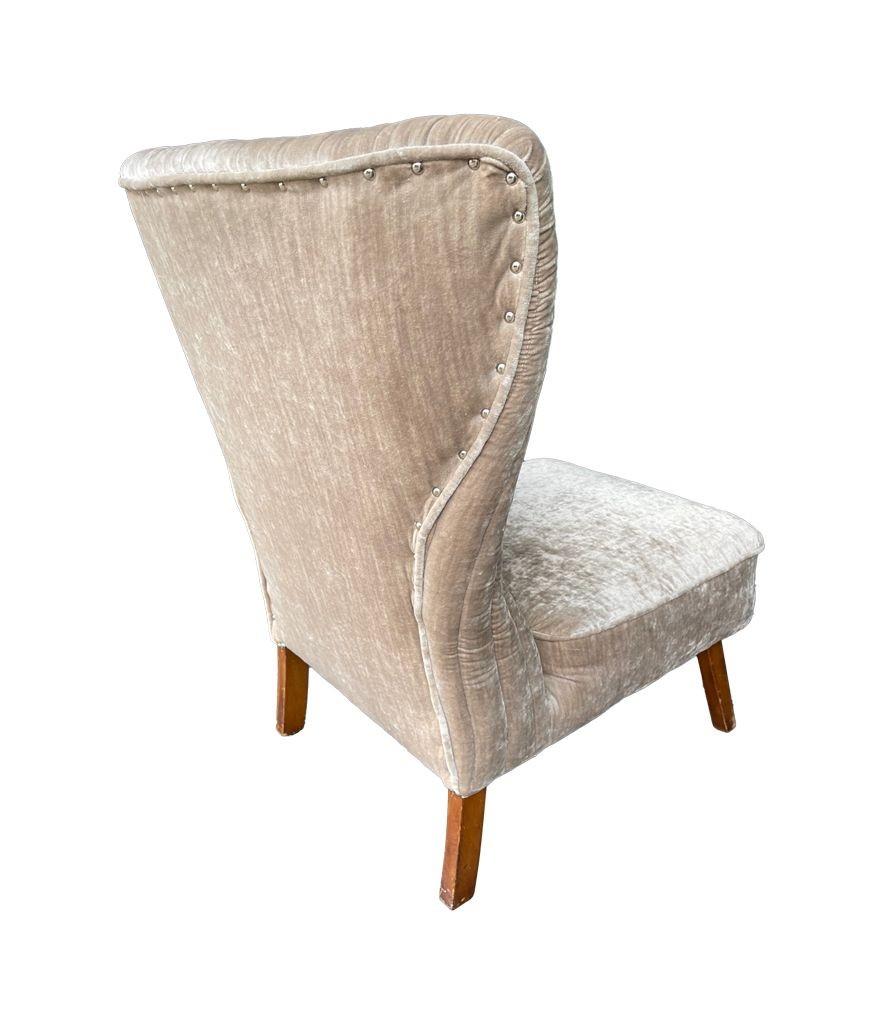 An Italian 1950s cocktail chair upholstered in mushroom velvet. For Sale 3