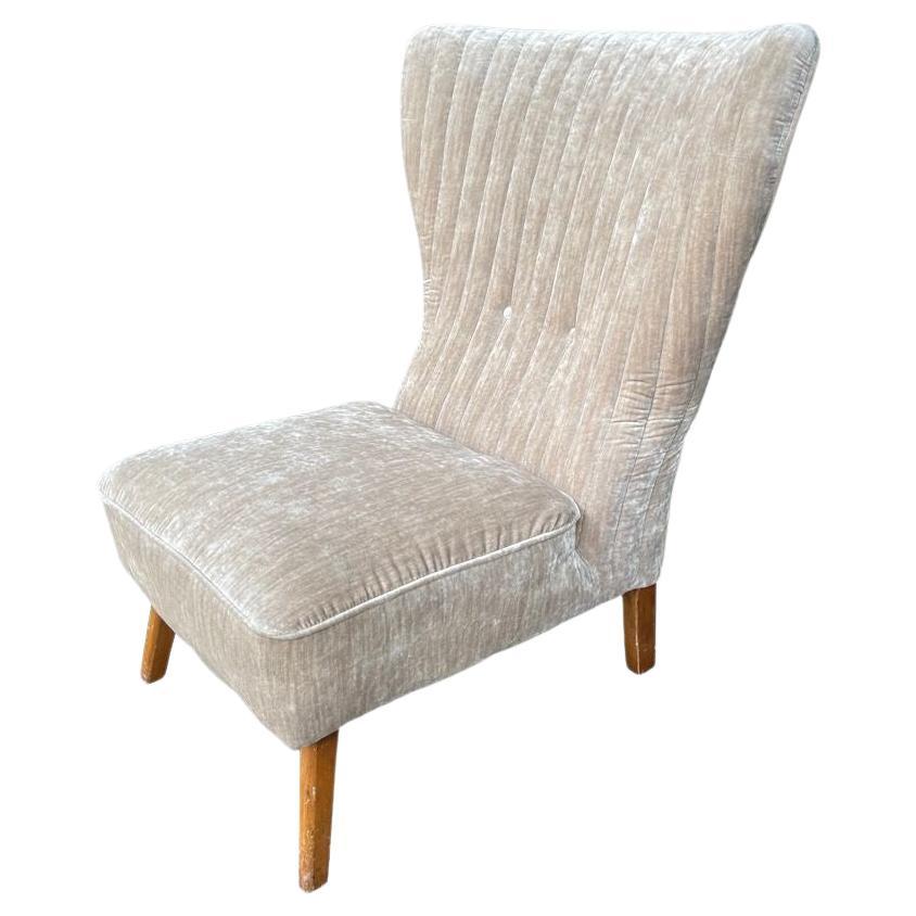 An Italian 1950s cocktail chair upholstered in mushroom velvet. For Sale