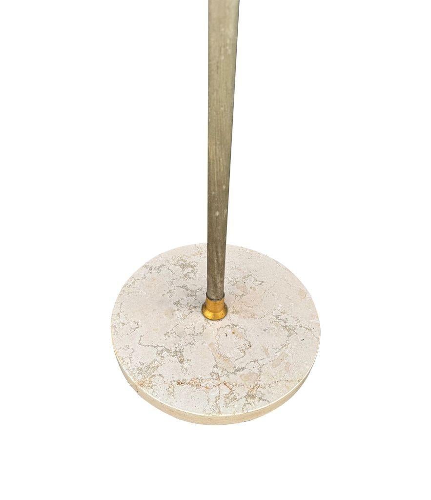 Mid-Century moderno Un appendiabiti italiano del 1950 in metallo dorato e marmo in vendita