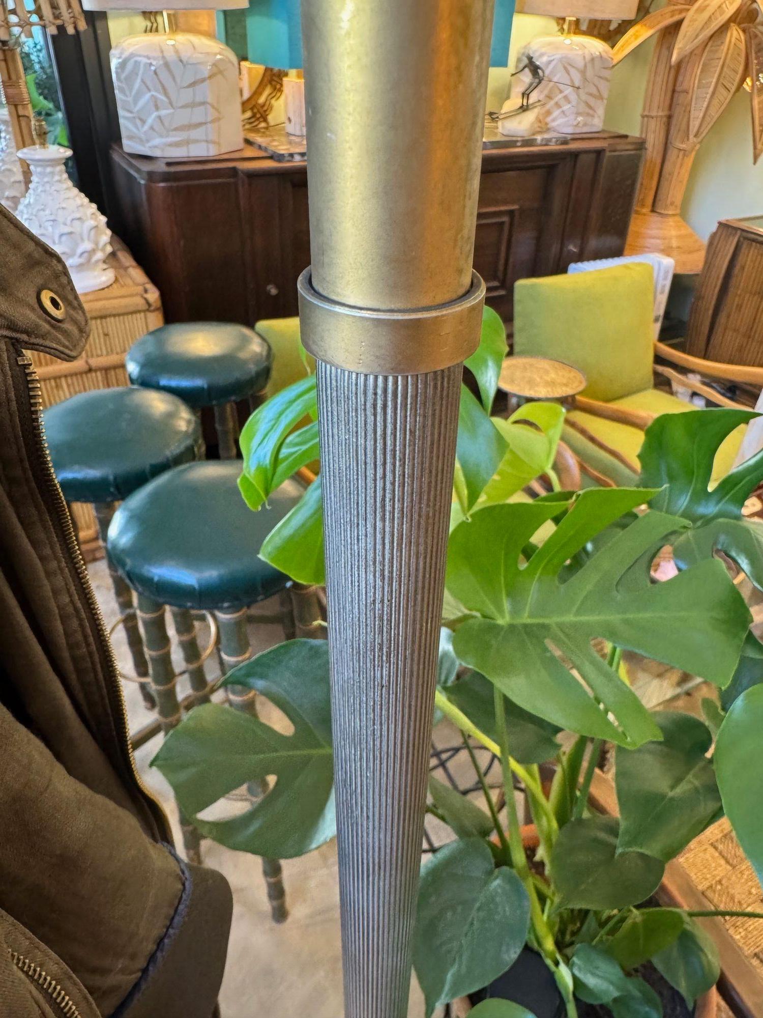 Metallo Un appendiabiti italiano del 1950 in metallo dorato e marmo in vendita