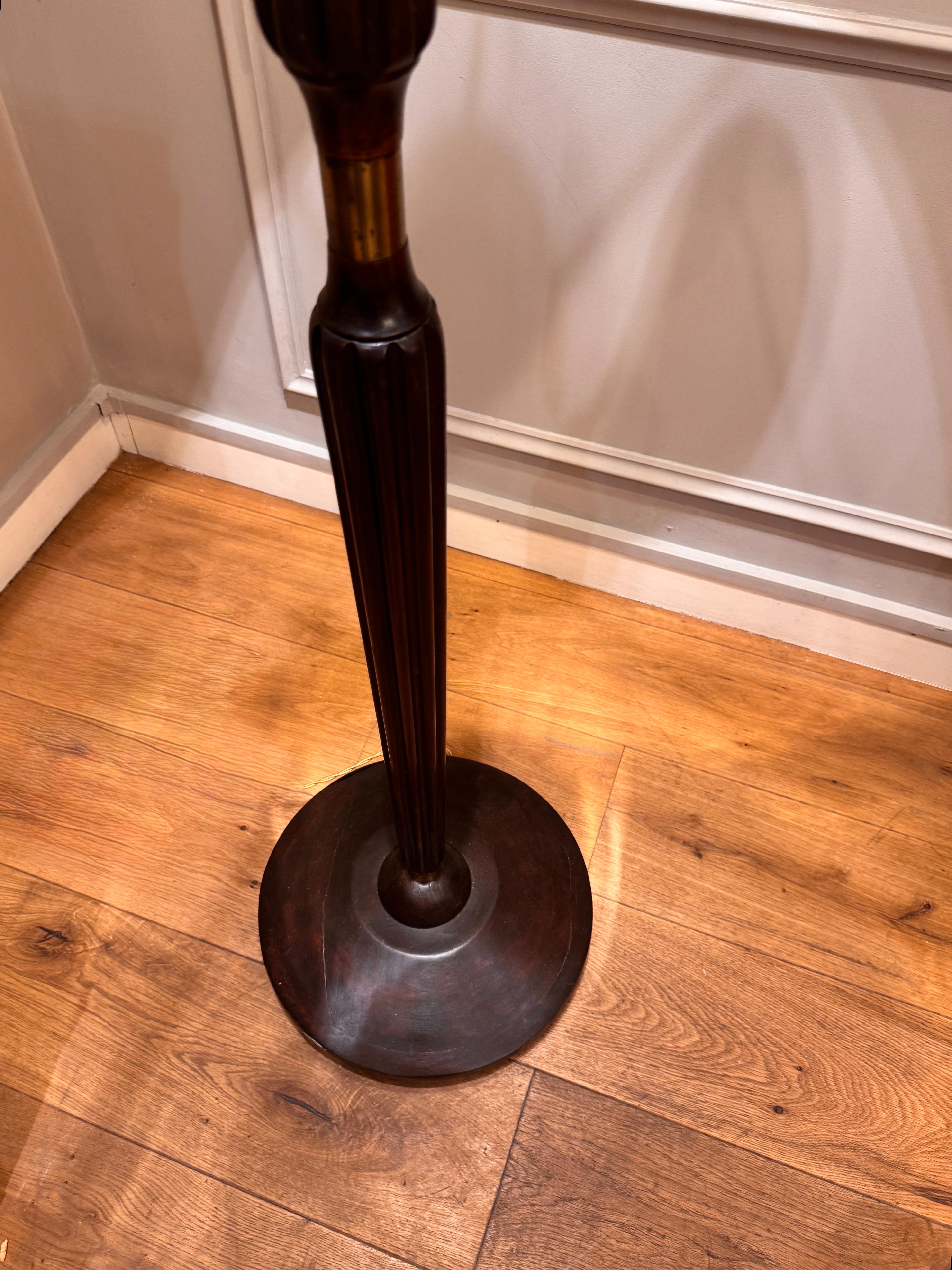 Lampadaire italien extensible en bois cannelé avec des détails en laiton. 2 ampoules actionnées par un interrupteur interne. Nouvellement recâblée aux normes européennes avec un nouvel abat-jour en lin doublé d'or. 
Circa 1950-1959 