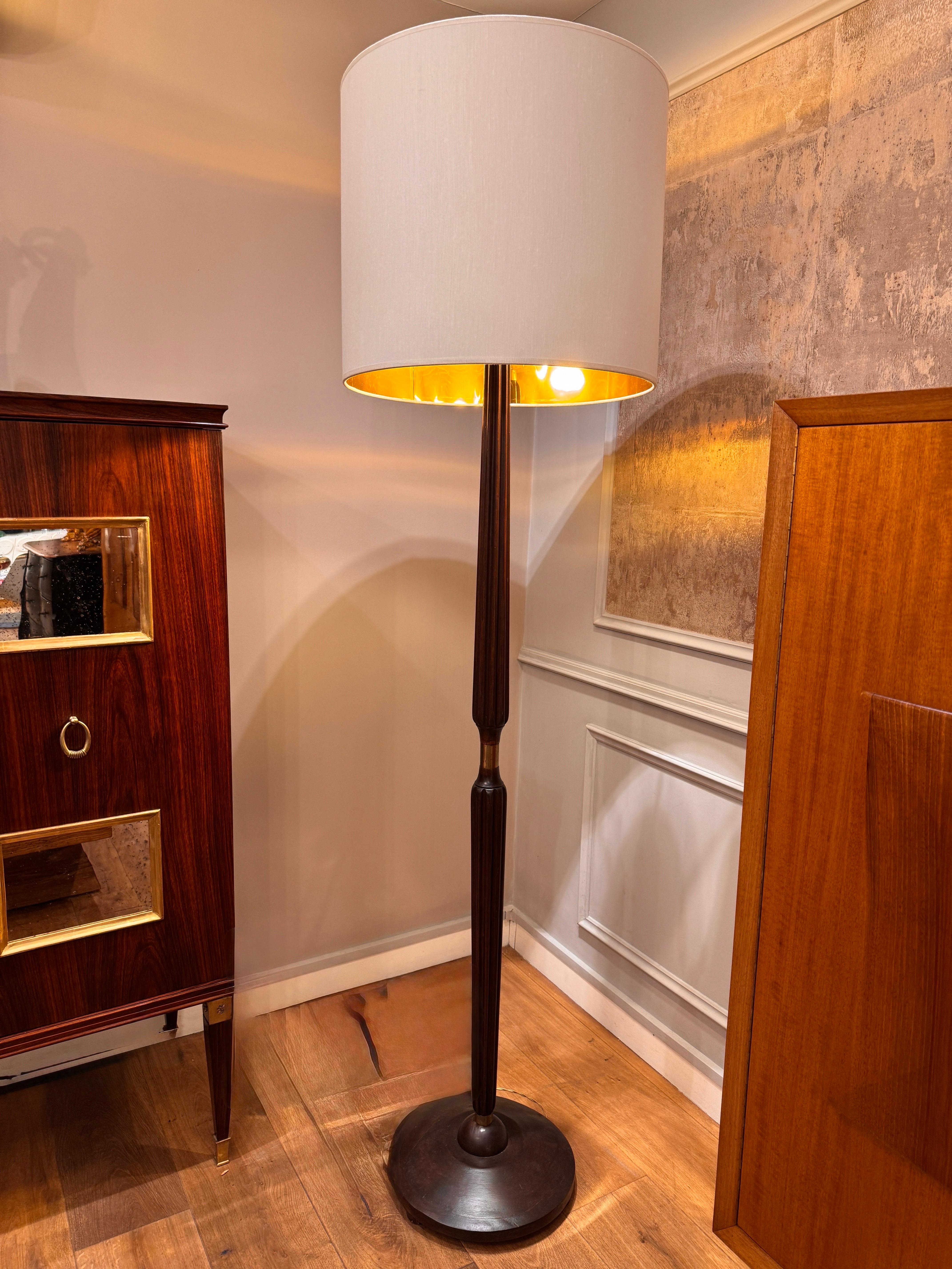 Lampadaire italien des années 1950 en bois cannelé et laiton Bon état - En vente à London, GB