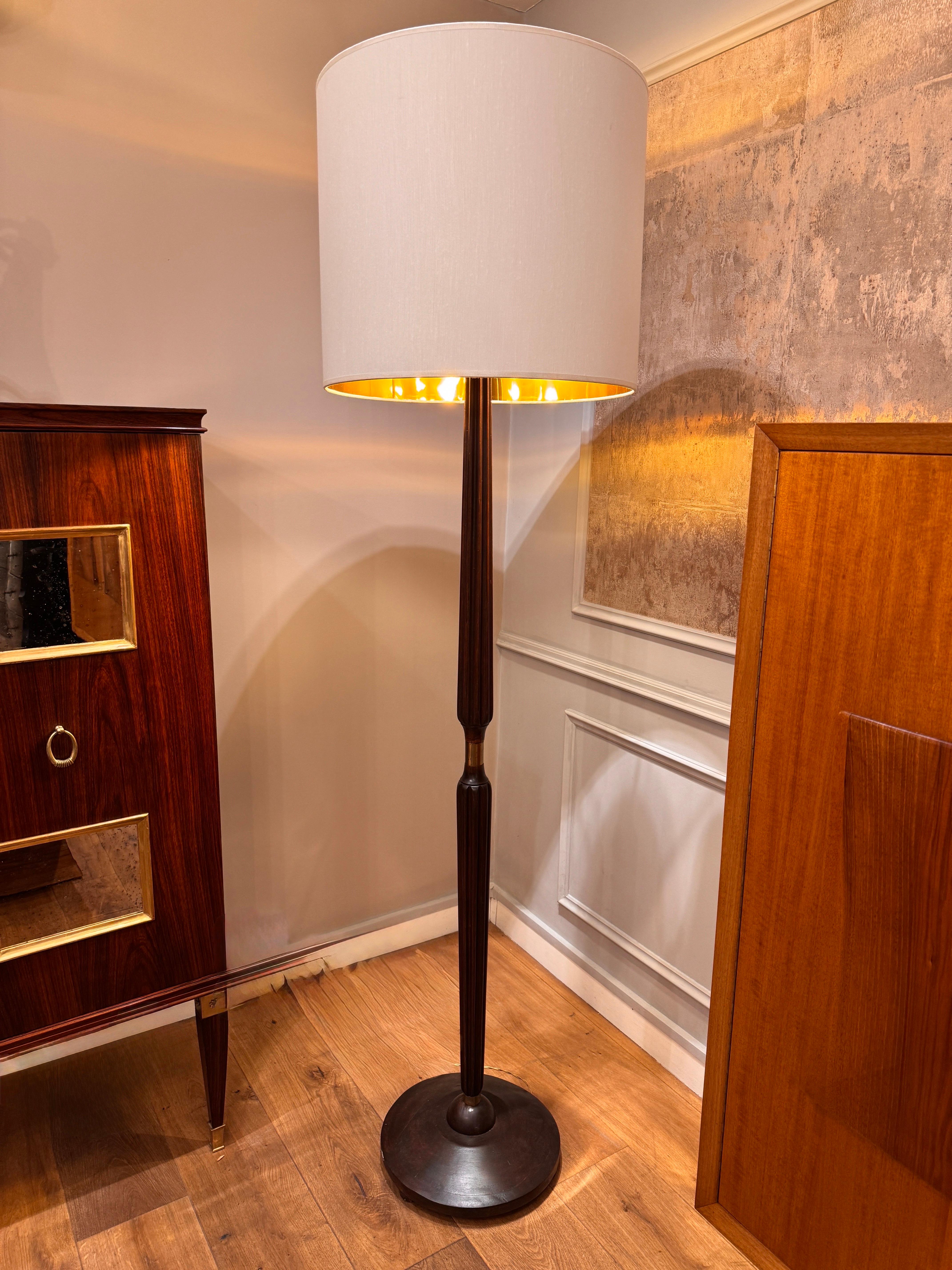 Milieu du XXe siècle Lampadaire italien des années 1950 en bois cannelé et laiton en vente
