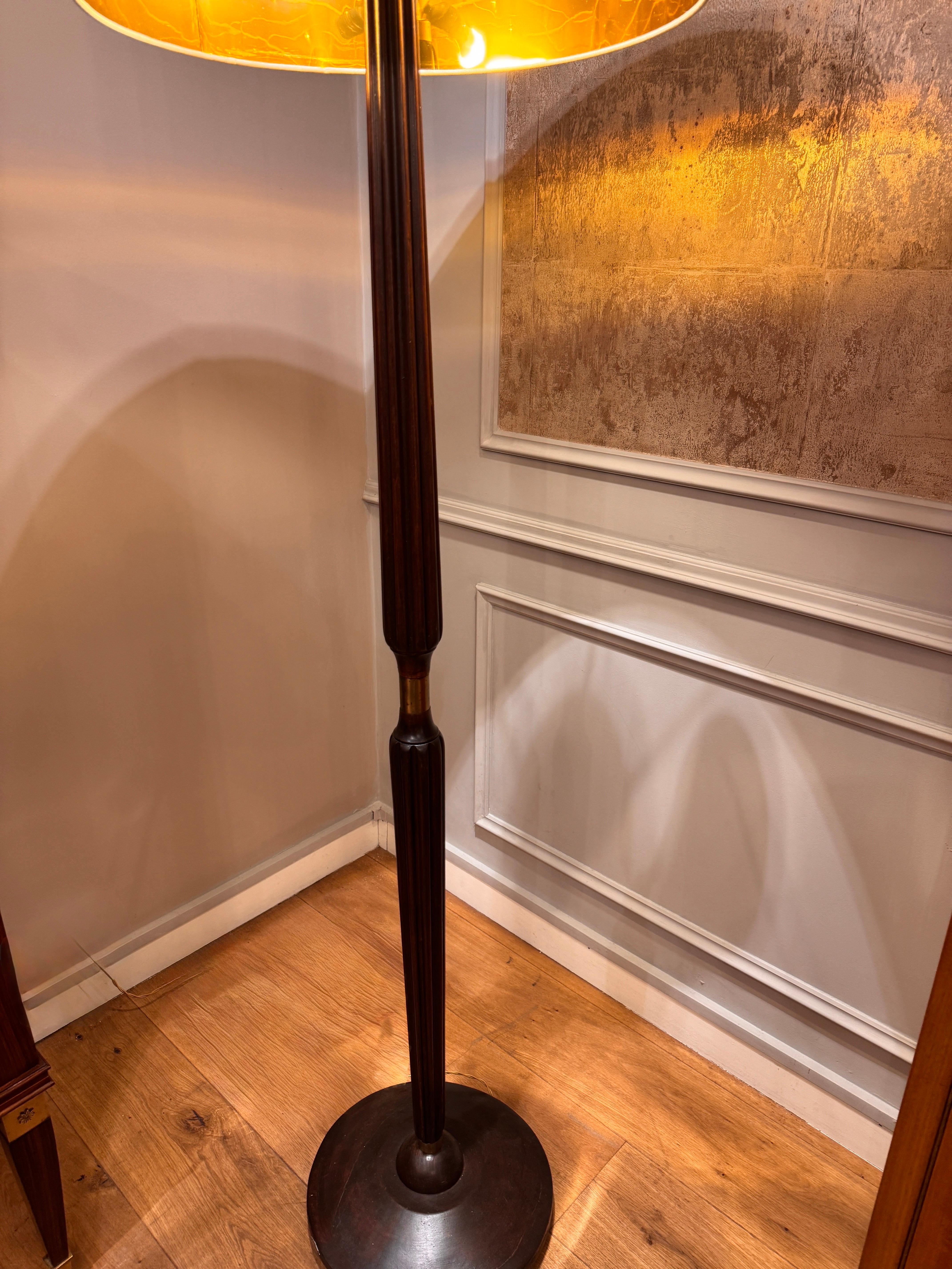 Lampadaire italien des années 1950 en bois cannelé et laiton en vente 4