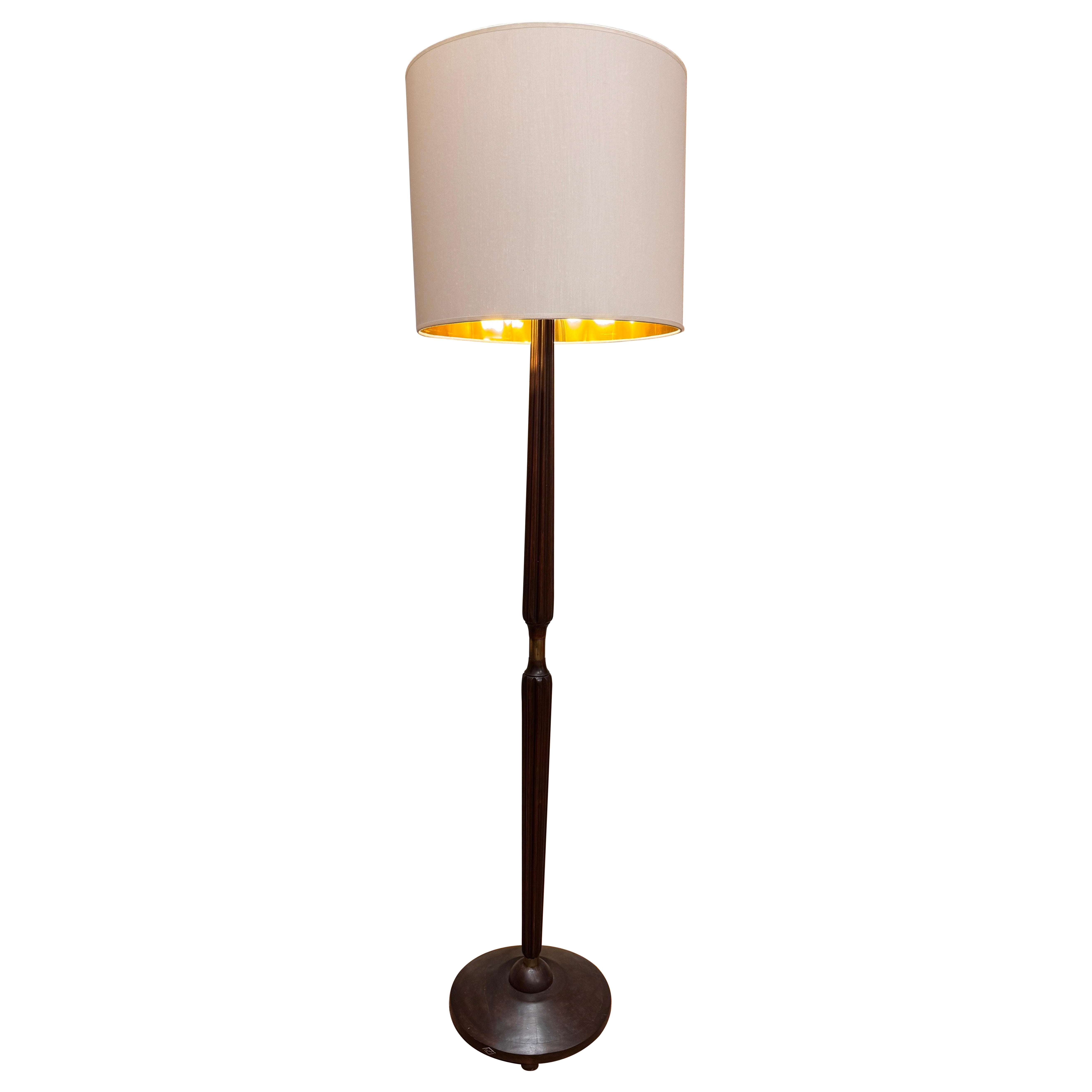 Lampadaire italien des années 1950 en bois cannelé et laiton