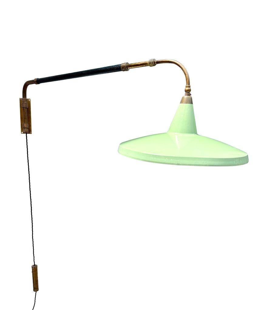 Eine italienische Stilnovo-Messing-Teleskop-Wandleuchte aus den 1950er Jahren mit genähtem Lederarm im Angebot 4