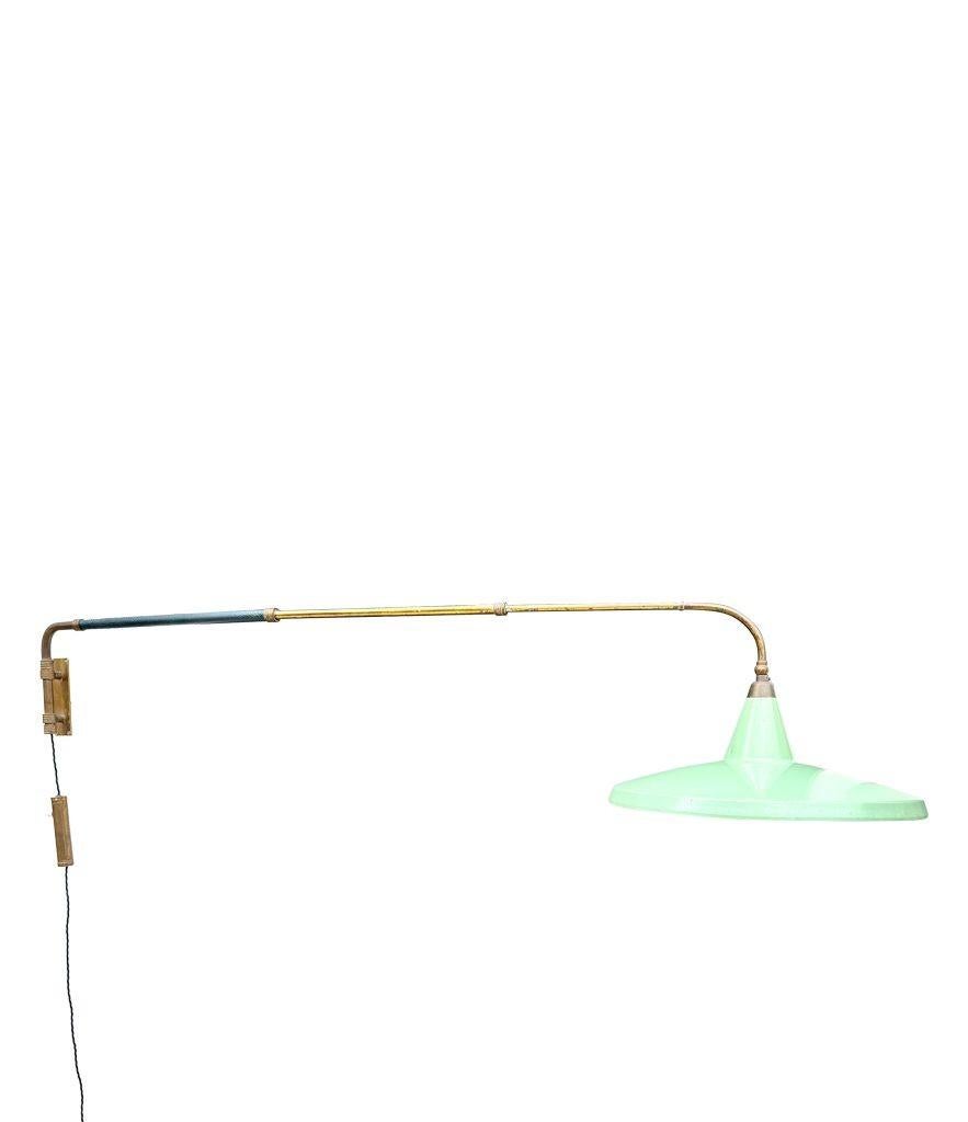 Eine italienische Stilnovo-Messing-Teleskop-Wandleuchte aus den 1950er Jahren mit genähtem Lederarm im Angebot 7