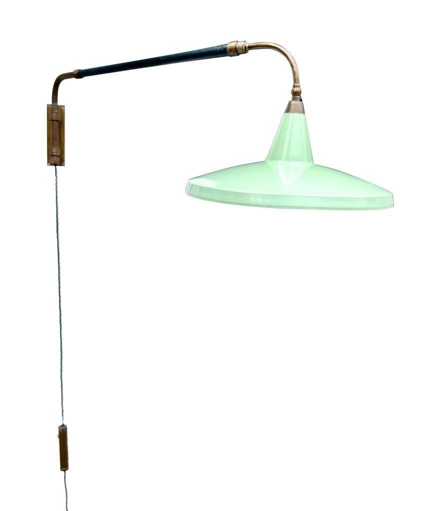 Eine italienische Stilnovo-Messing-Teleskop-Wandleuchte aus den 1950er Jahren mit genähtem Lederarm im Angebot 9