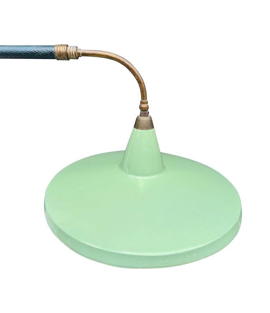 Eine italienische Stilnovo-Messing-Teleskop-Wandleuchte aus den 1950er Jahren mit genähtem Lederarm im Angebot 12