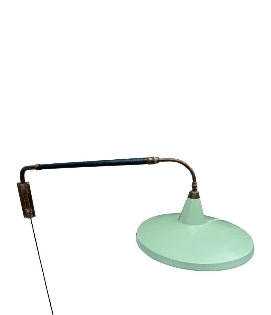Eine italienische Stilnovo-Messing-Teleskop-Wandleuchte aus den 1950er Jahren mit genähtem Lederarm im Angebot 13